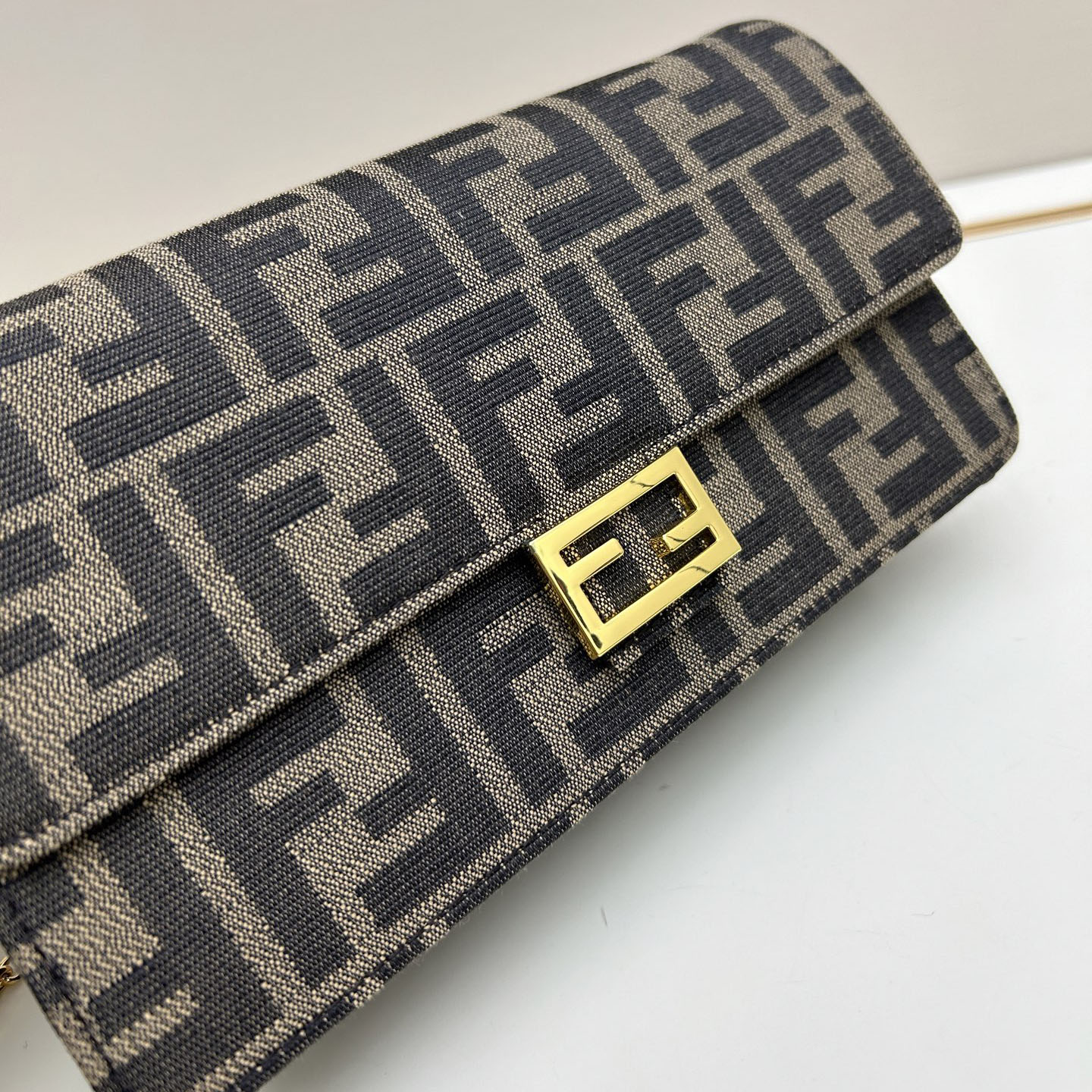 FD Bagutte Chain Shoulder Bag V380104