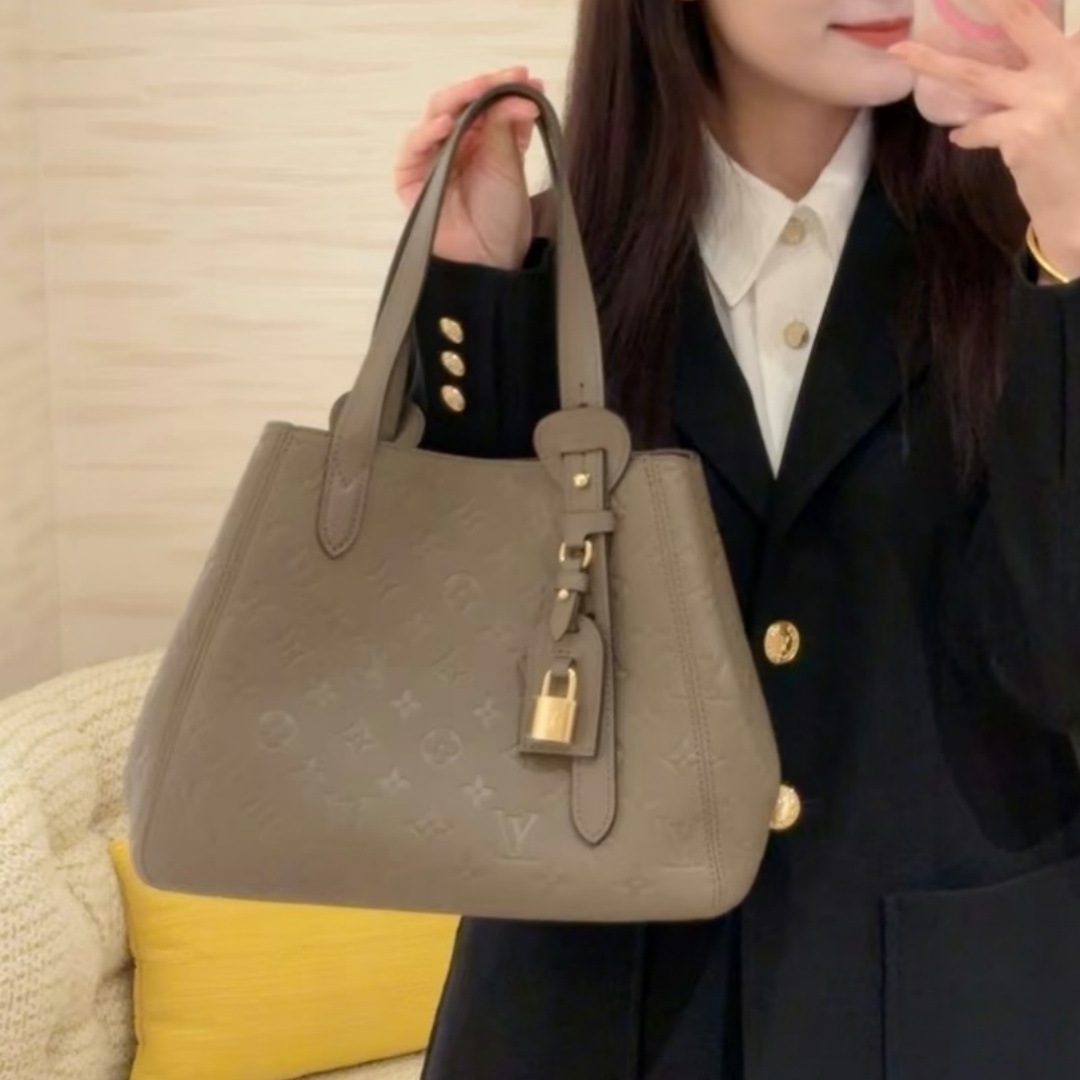 LV  Onthego Embossed Monogram Grained Calfskin Tote Bag YV25110510