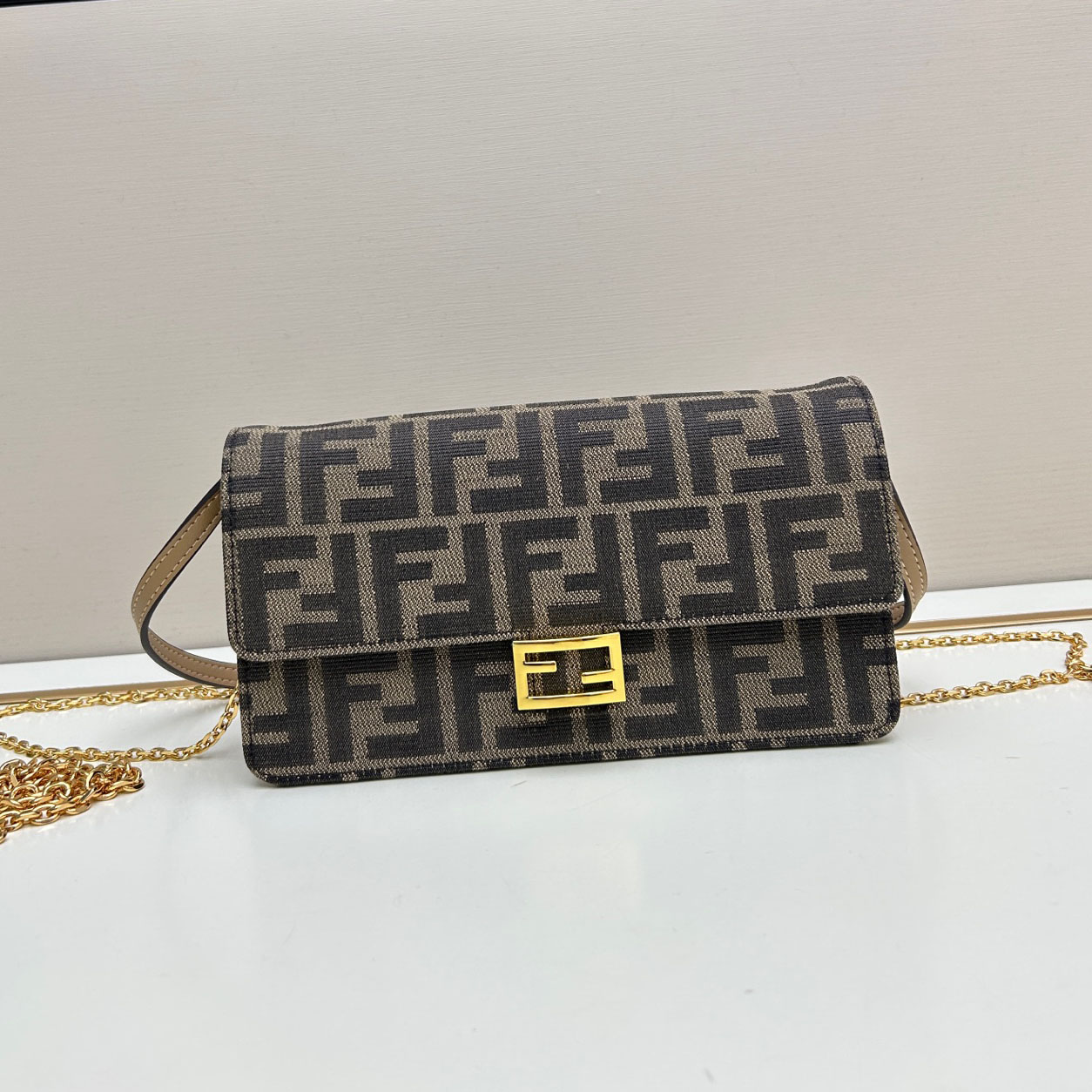 FD Bagutte Chain Shoulder Bag V380104