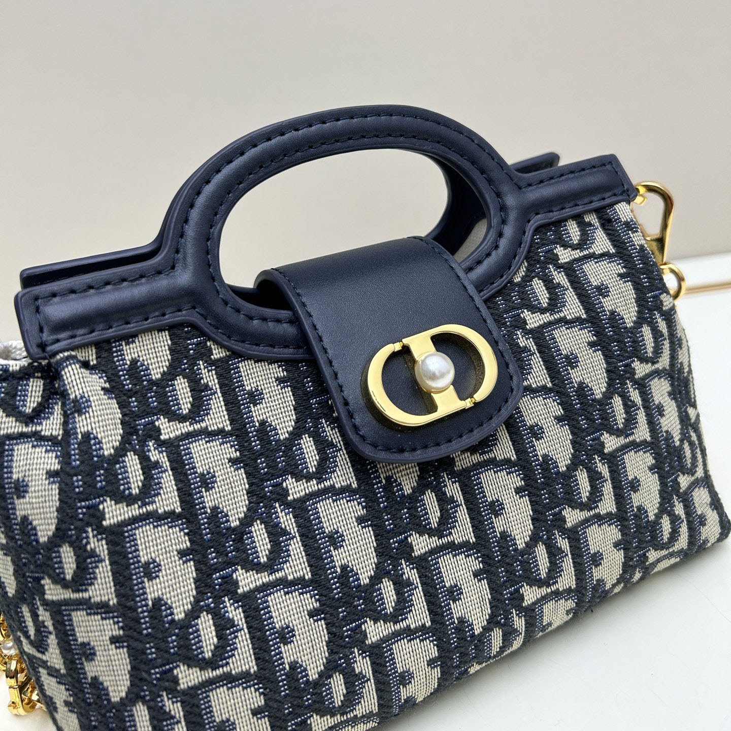 CD Olie Top Handle Mini Chain Handbag AM25110608