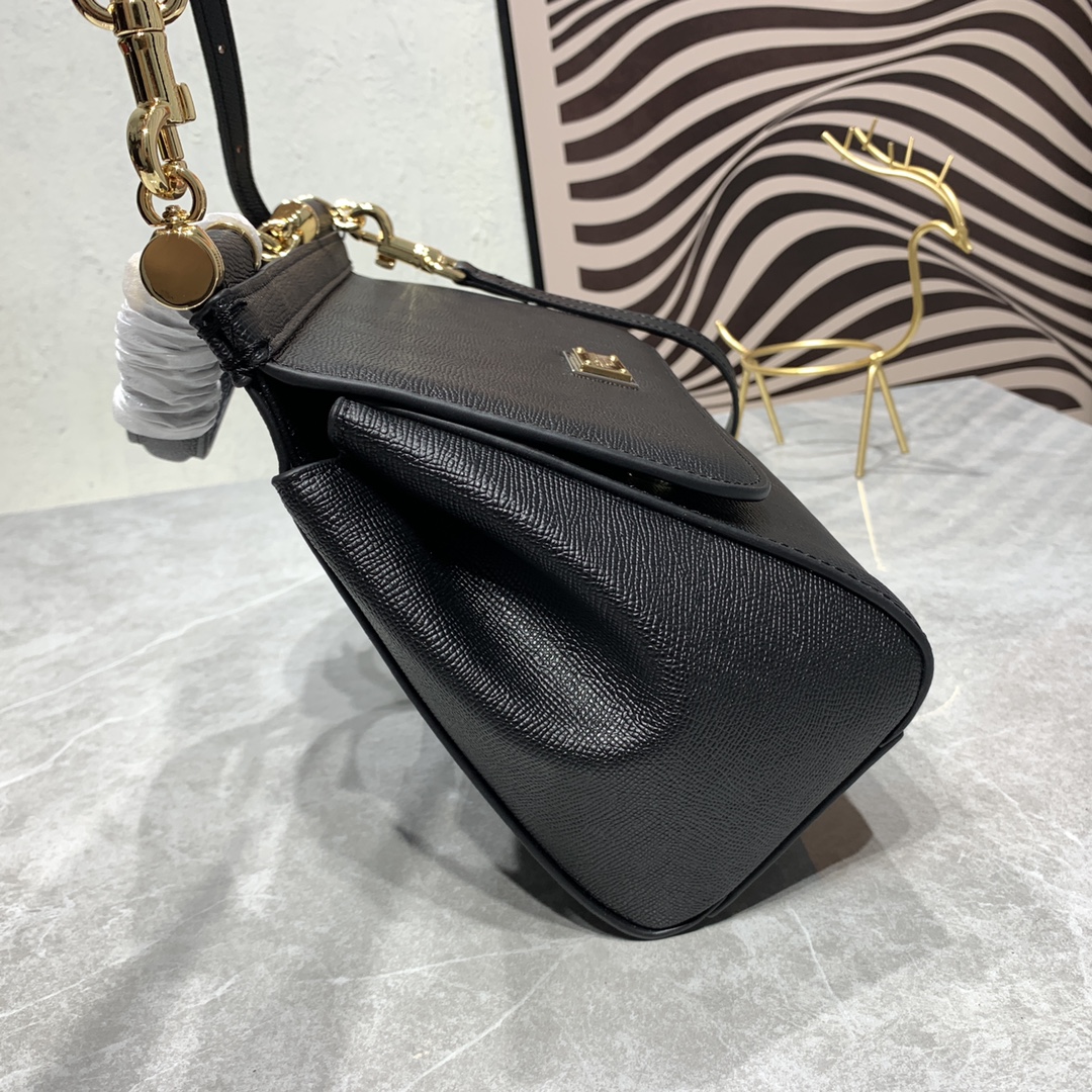 D&G Classic Handbag AM25110633