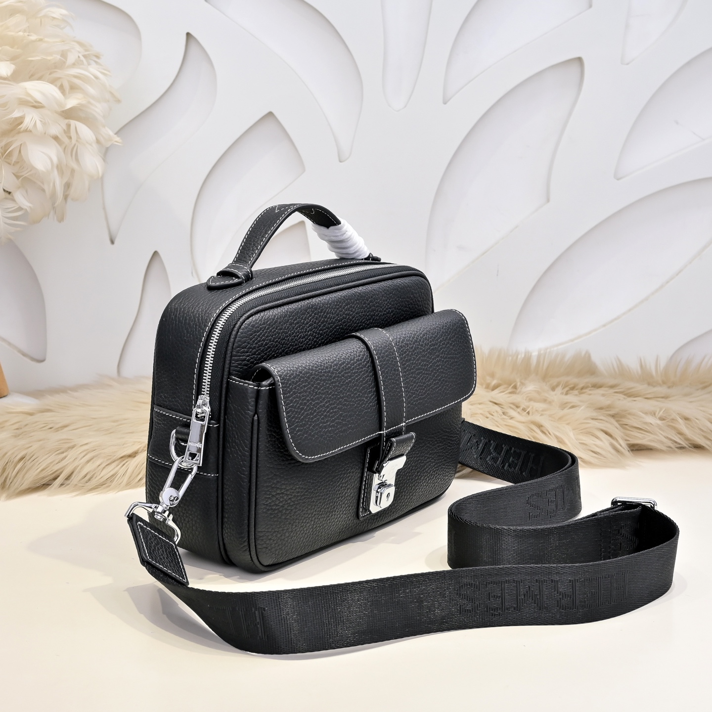 HM Men's Simple Crossbody Bag NG101042