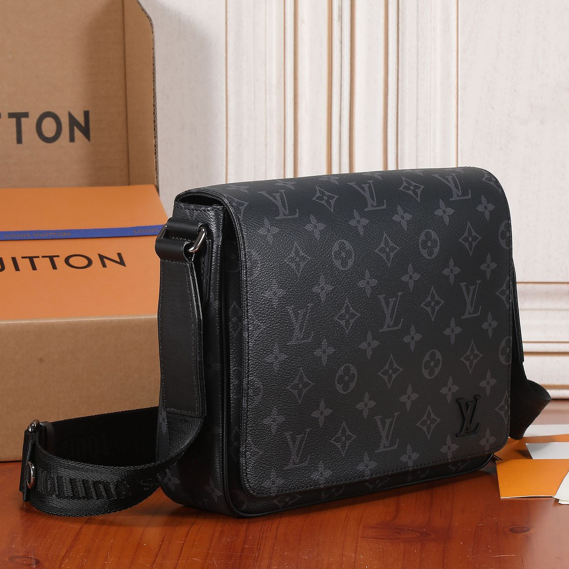 LV District Messenger Bag NG070714