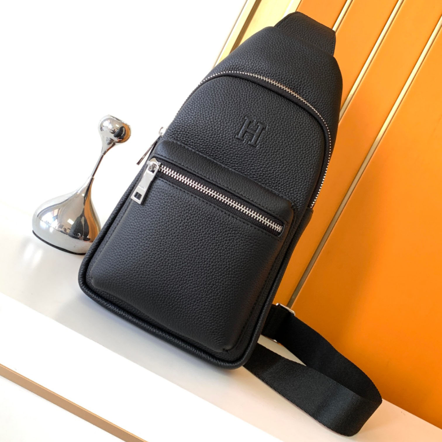 HM Men's Classic Chest Bag NG201010