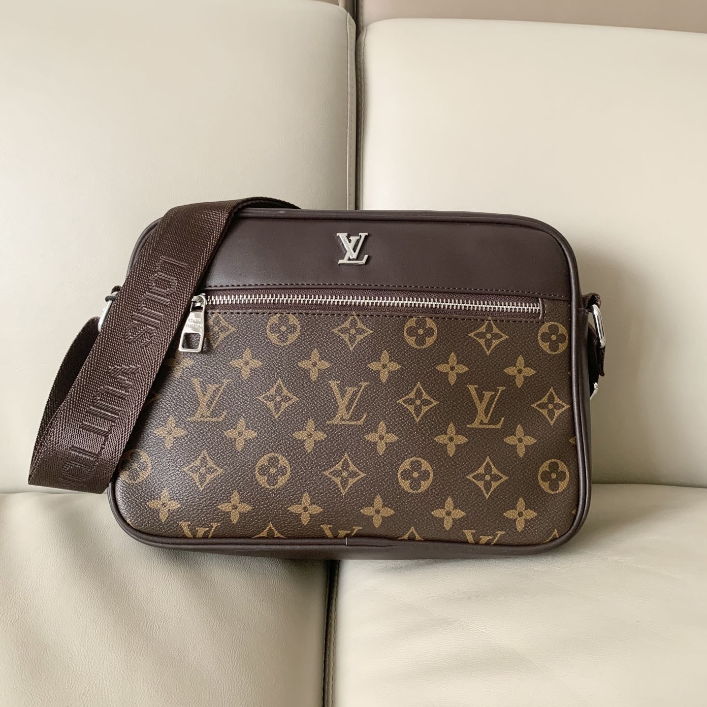 LV Men's Monogram Crossbody Bag NG101732