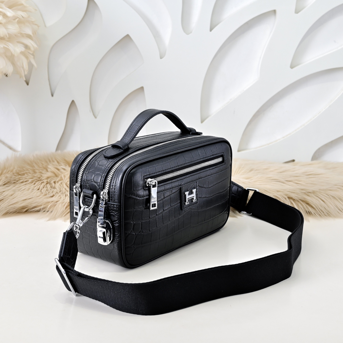 HM Men's Crocodile Pattern Two-Zip Compartment Bag NG201008