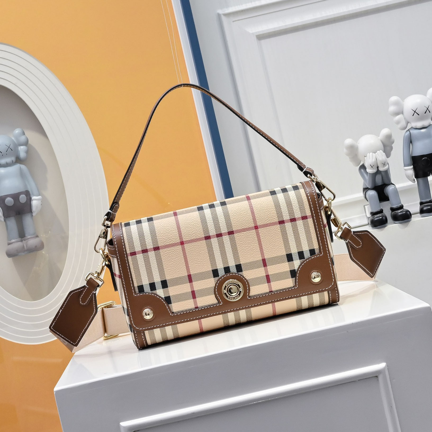 Bur Classic Messenger Bag Ev25061135