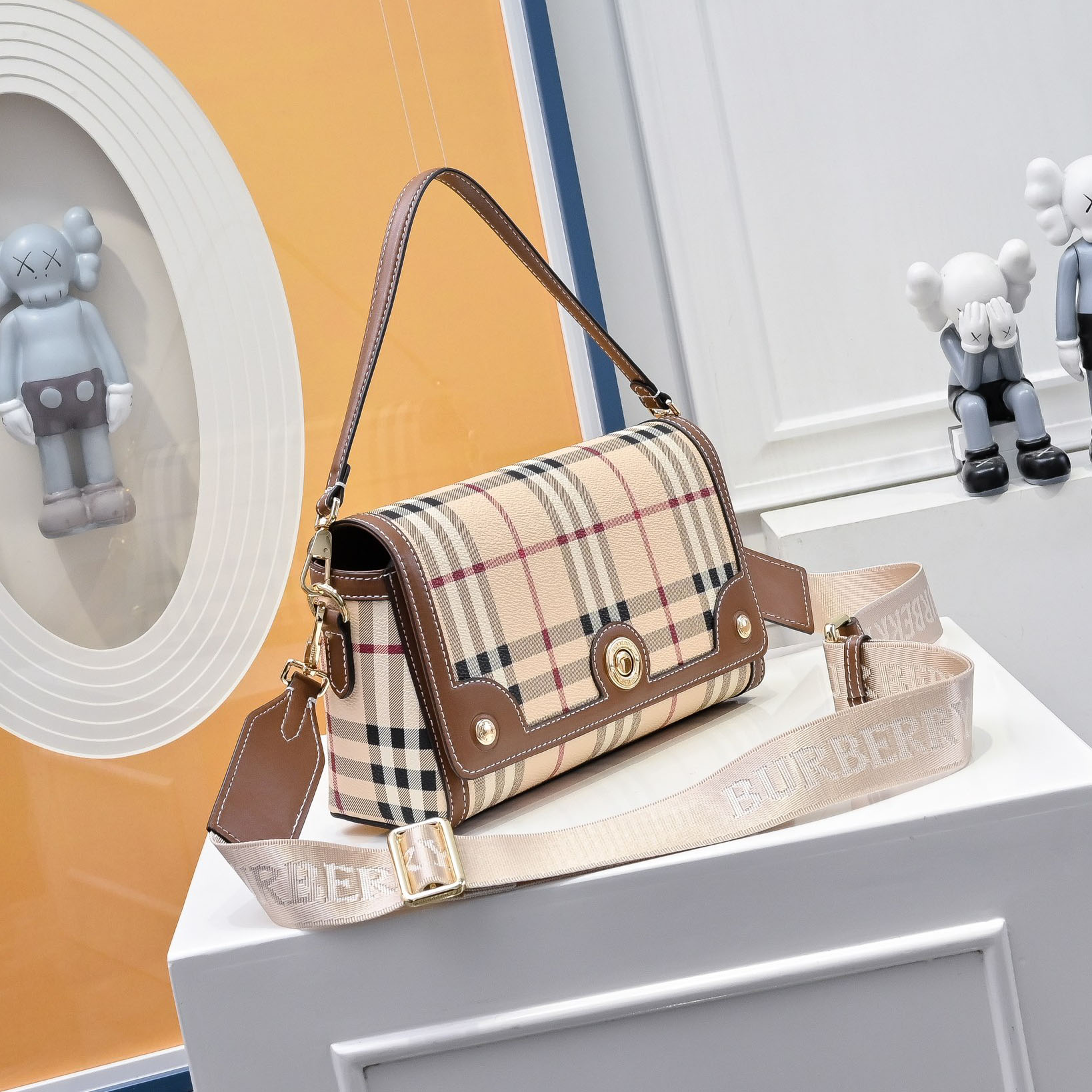 Bur Classic Messenger Bag Ev25061135