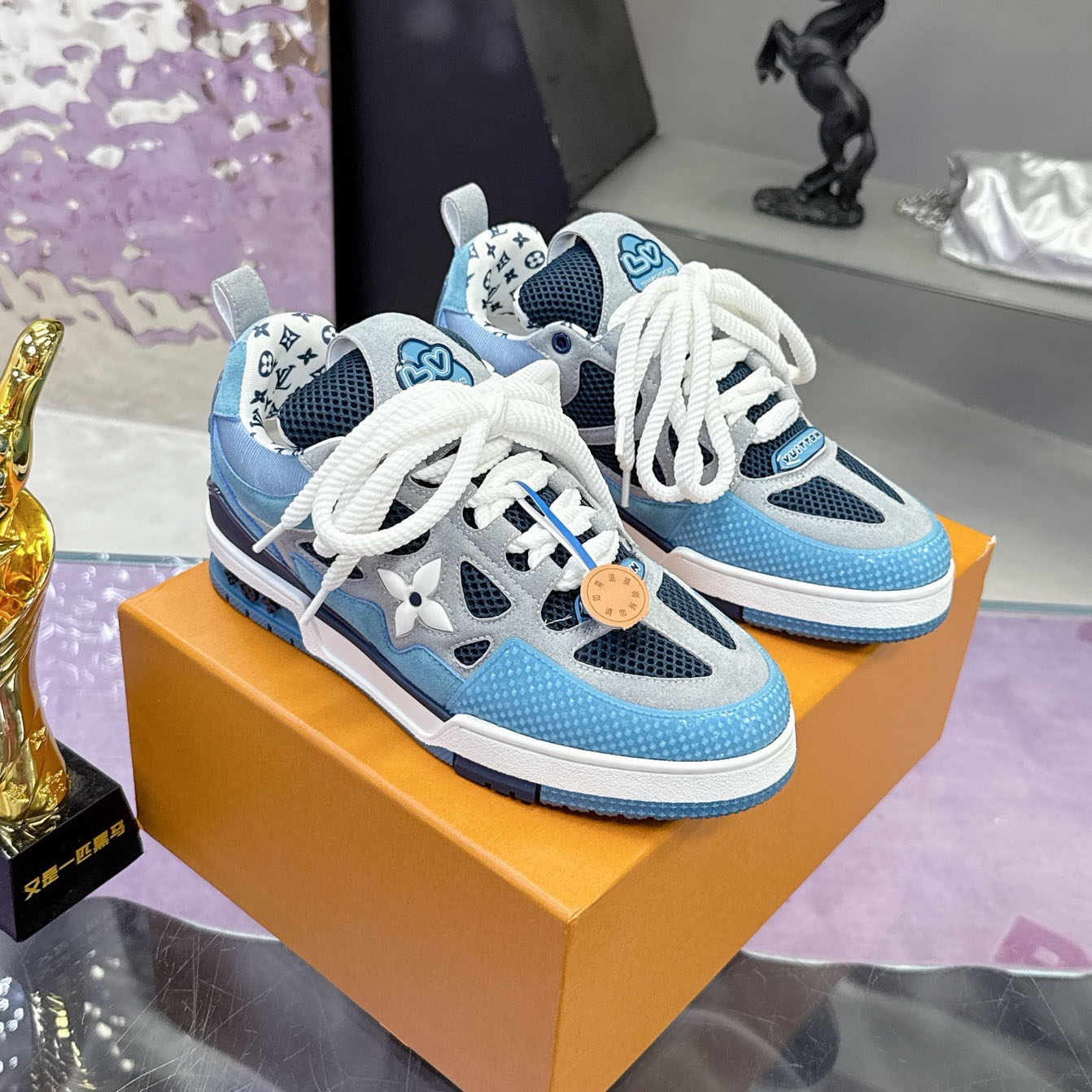 LV 25 New Sneakers NG111803