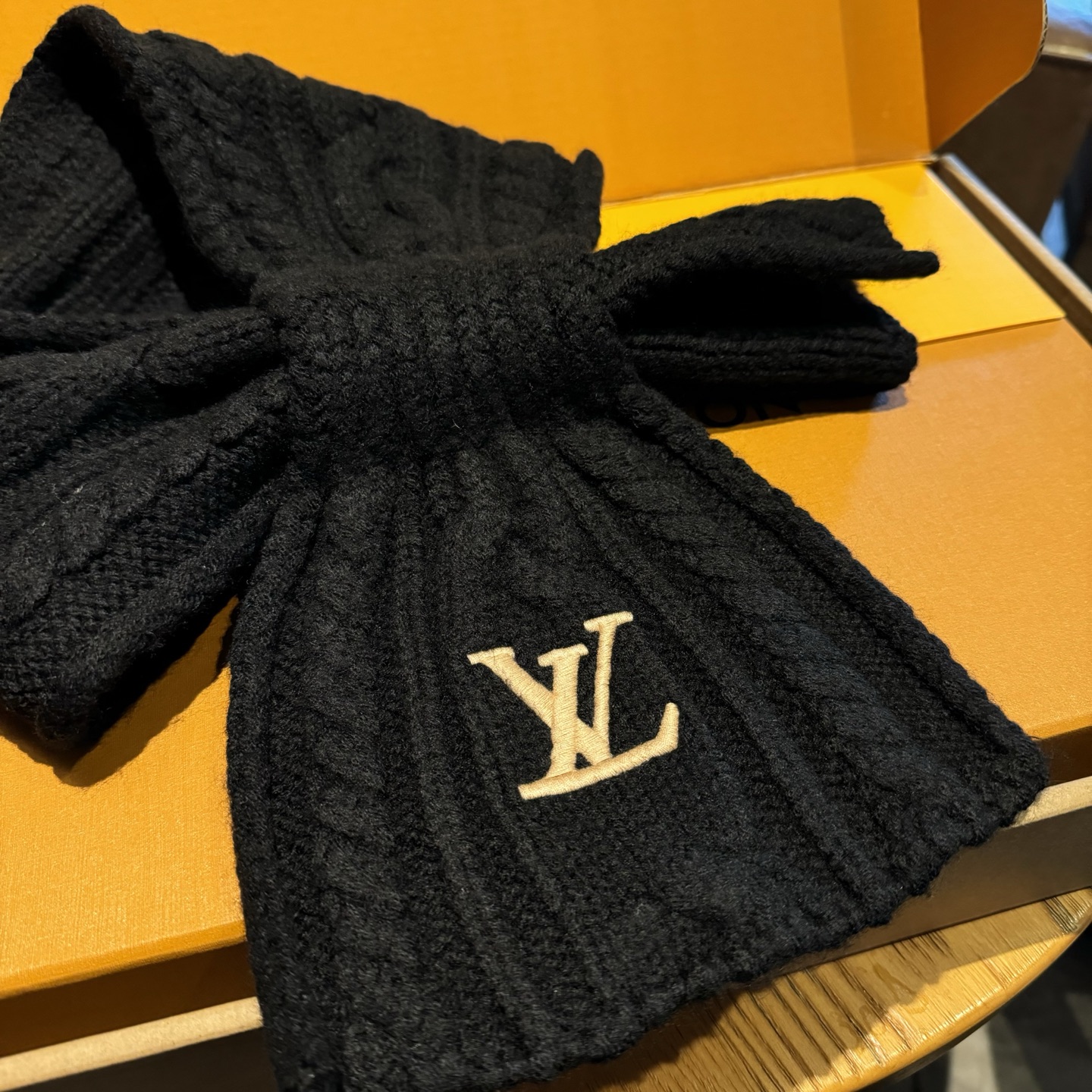 LV Solid Color Minimalist Scarf FNY082301