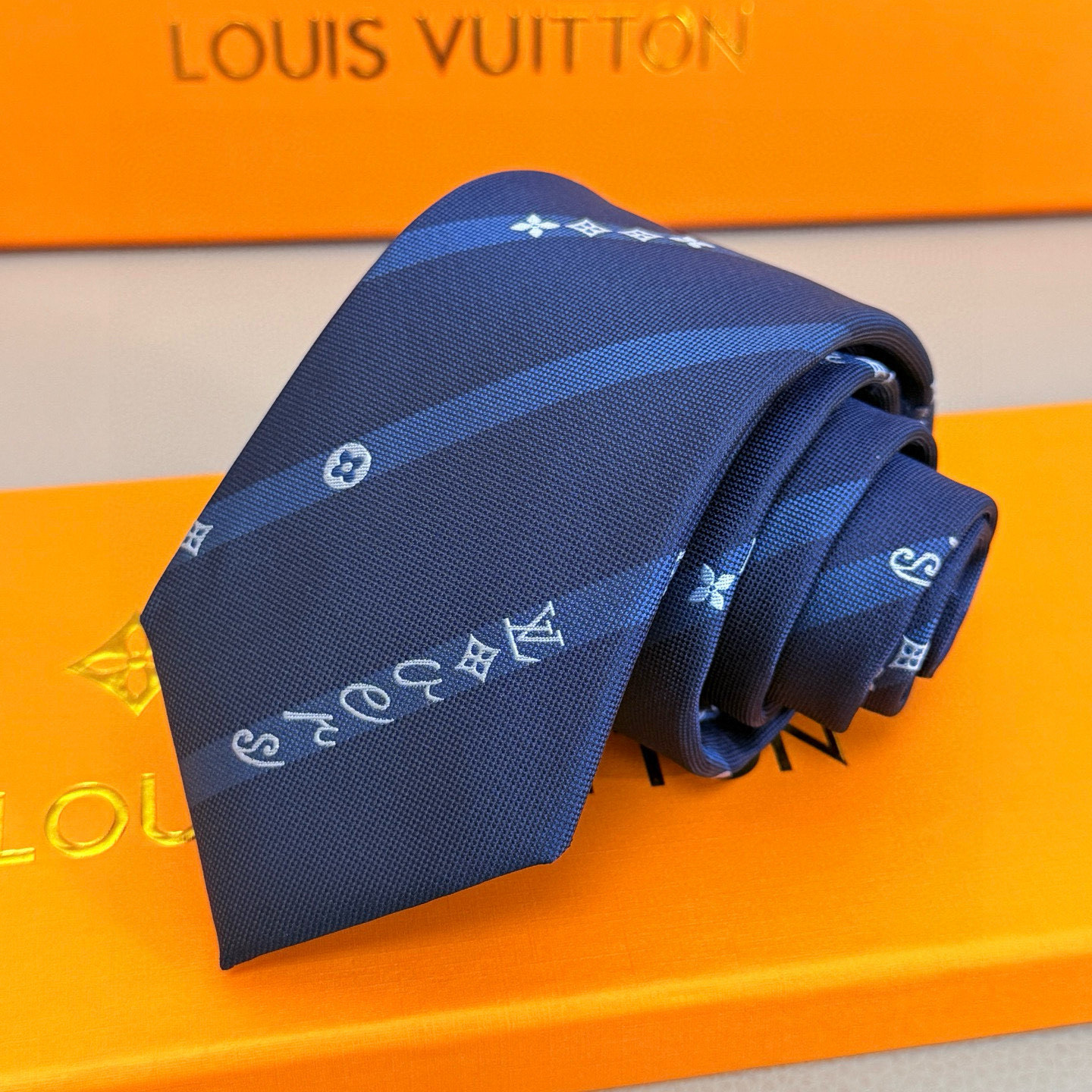 LV Men's Classic Vers Logo Tie FNY075010