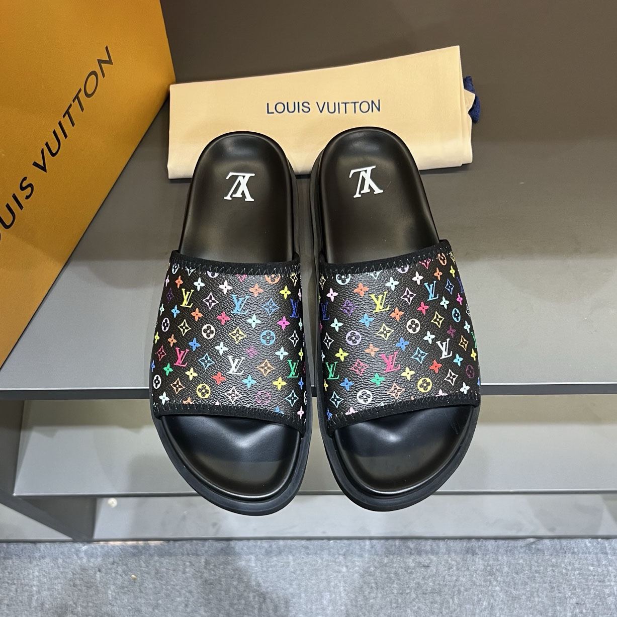 LV Men's Collaboration Slippers FNG112722