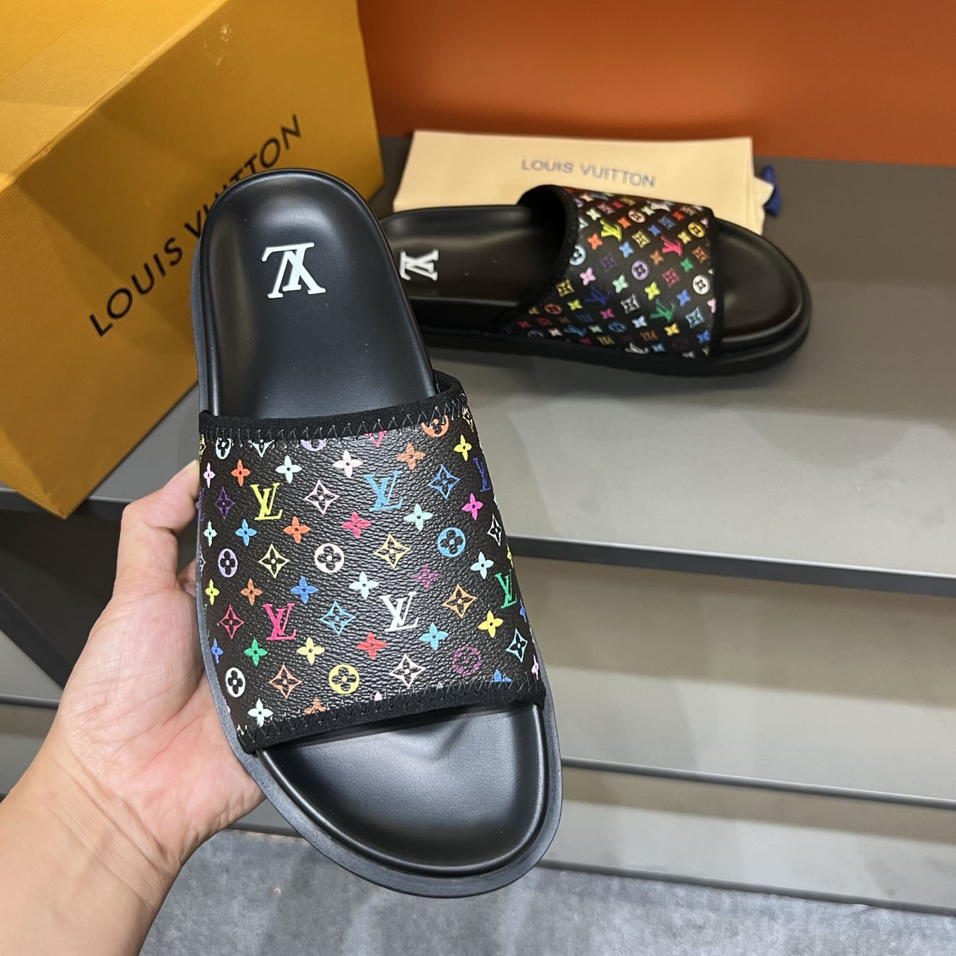 LV Men's Collaboration Slippers FNG112722