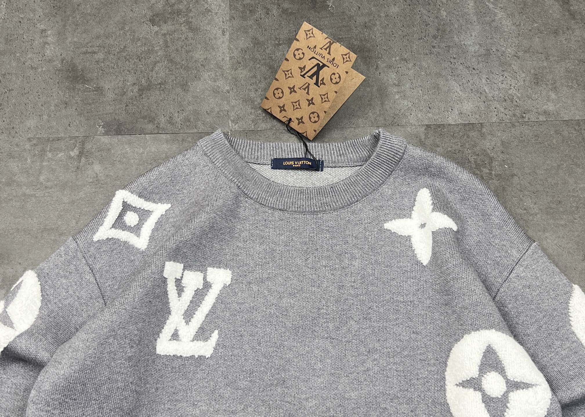 LV Men's Fashion Crew Neck Sweater BNL010707