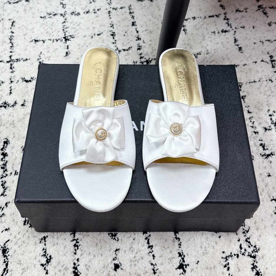 CH 26 New Camellia Sandals BNL01609