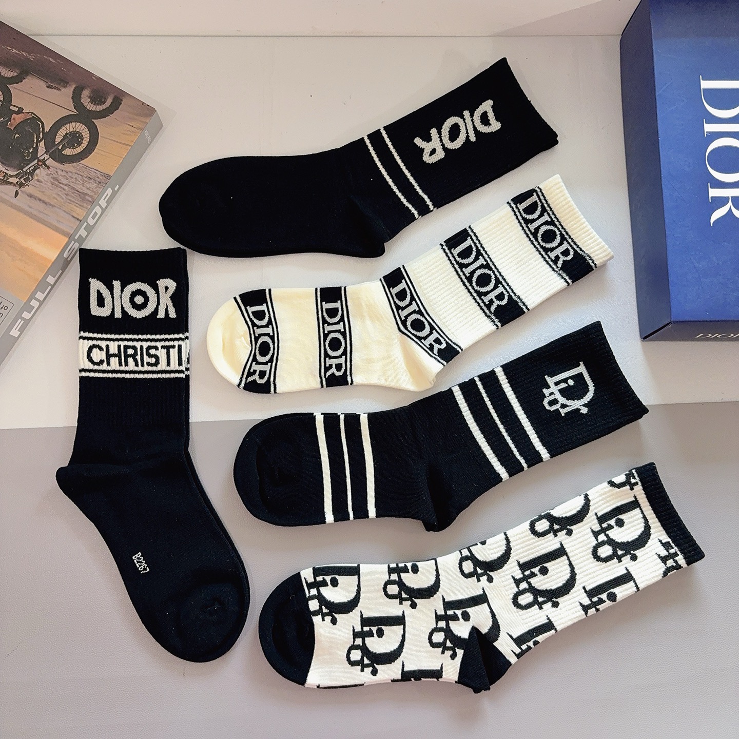 D Black And White Tone Mid-Calf Socks Set  YV25091374