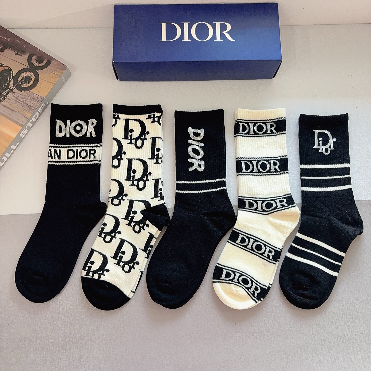 D Black And White Tone Mid-Calf Socks Set  YV25091374