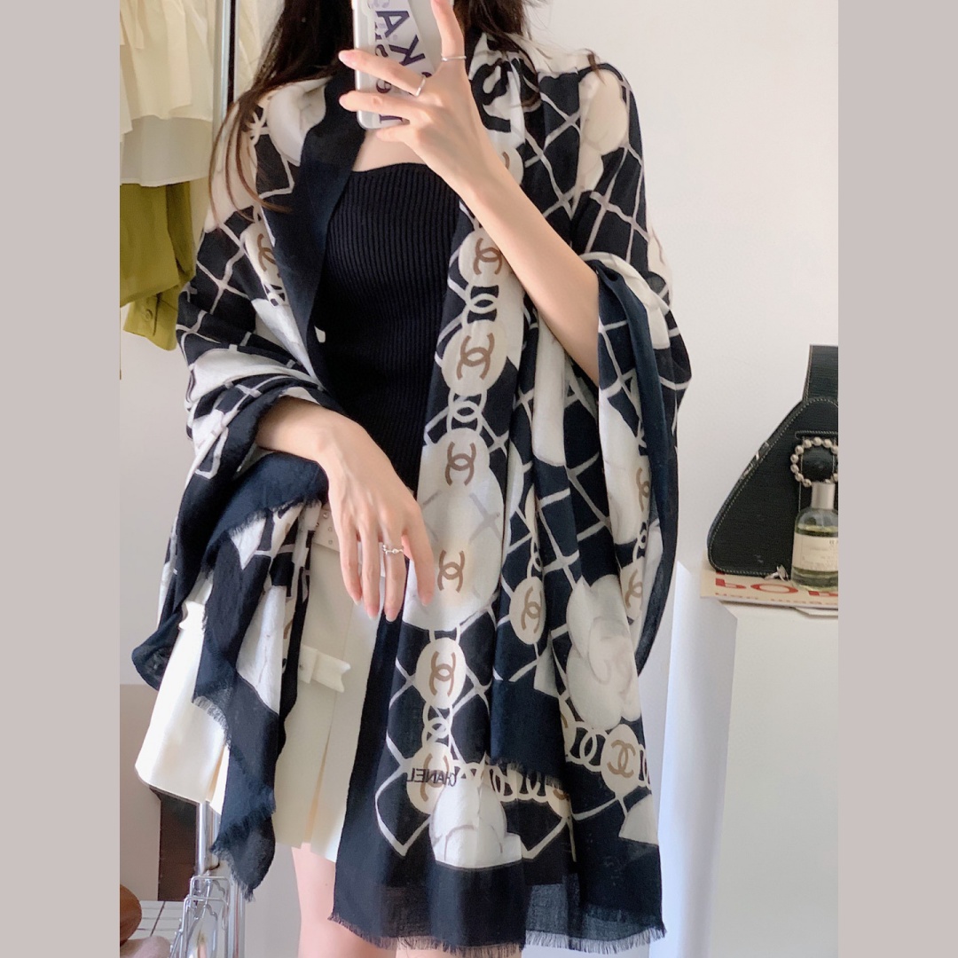 CH Checkered Camellia Cashmere Scarf YVTS012703