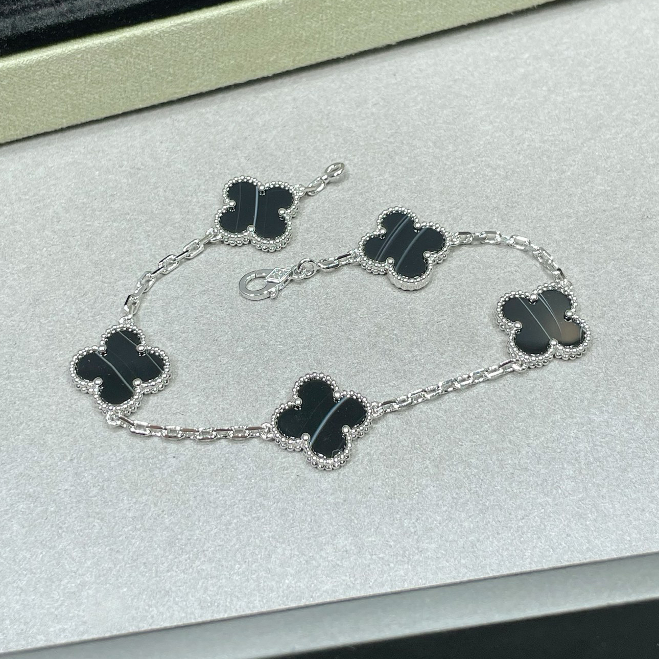 Van C Classic Four-Leaf Clover Bracelet BNL013105