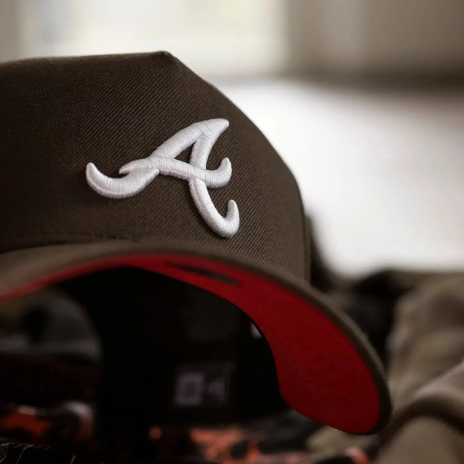 NEW ERA 9FORTY A-FRAME MLB ATLANTA BRAVES WORLD SERIES 1995 WALNUT / SCARLET UV CAP