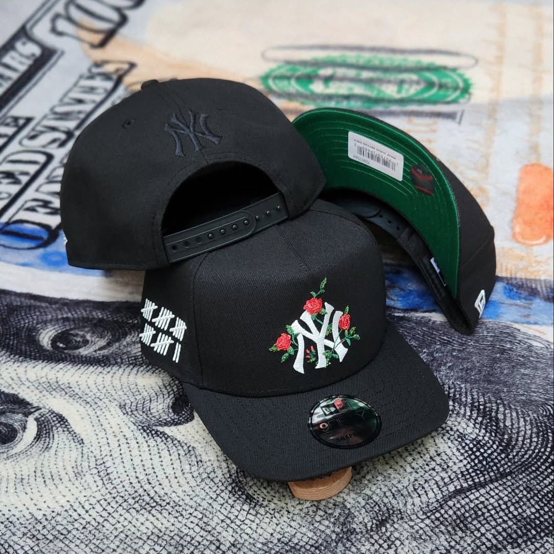 NEW ERA NEW YORK YANKEES ROSES BLACK EDITION 9FIFTY A FRAME SNAPBACK HAT