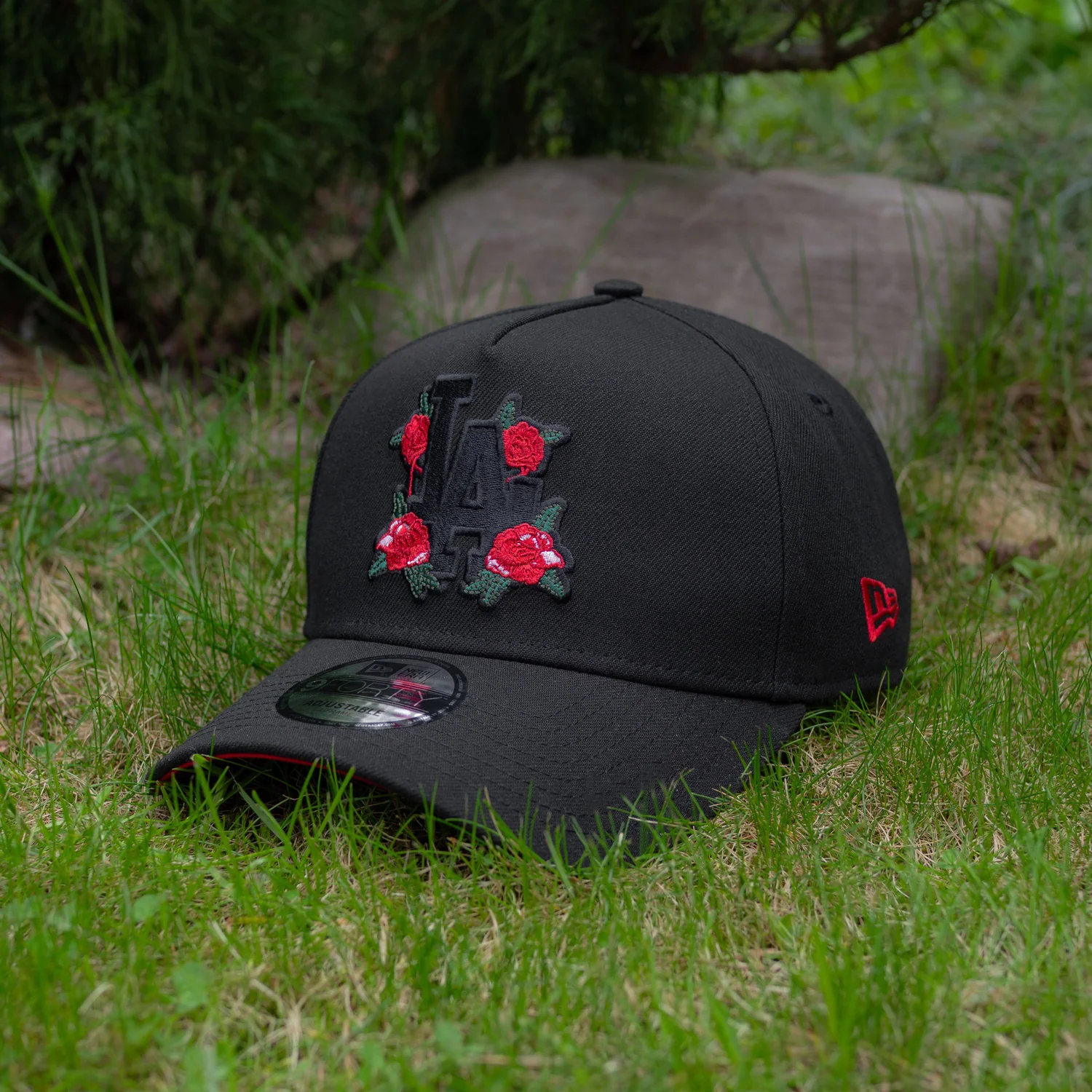 NEW ERA 9FORTY A-FRAME LOS ANGELES DODGERS ROSES BLACK / SCARLET UV SNAPBACK CA
