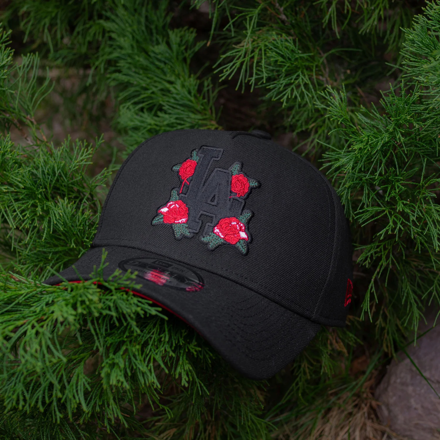 NEW ERA 9FORTY A-FRAME LOS ANGELES DODGERS ROSES BLACK / SCARLET UV SNAPBACK CA