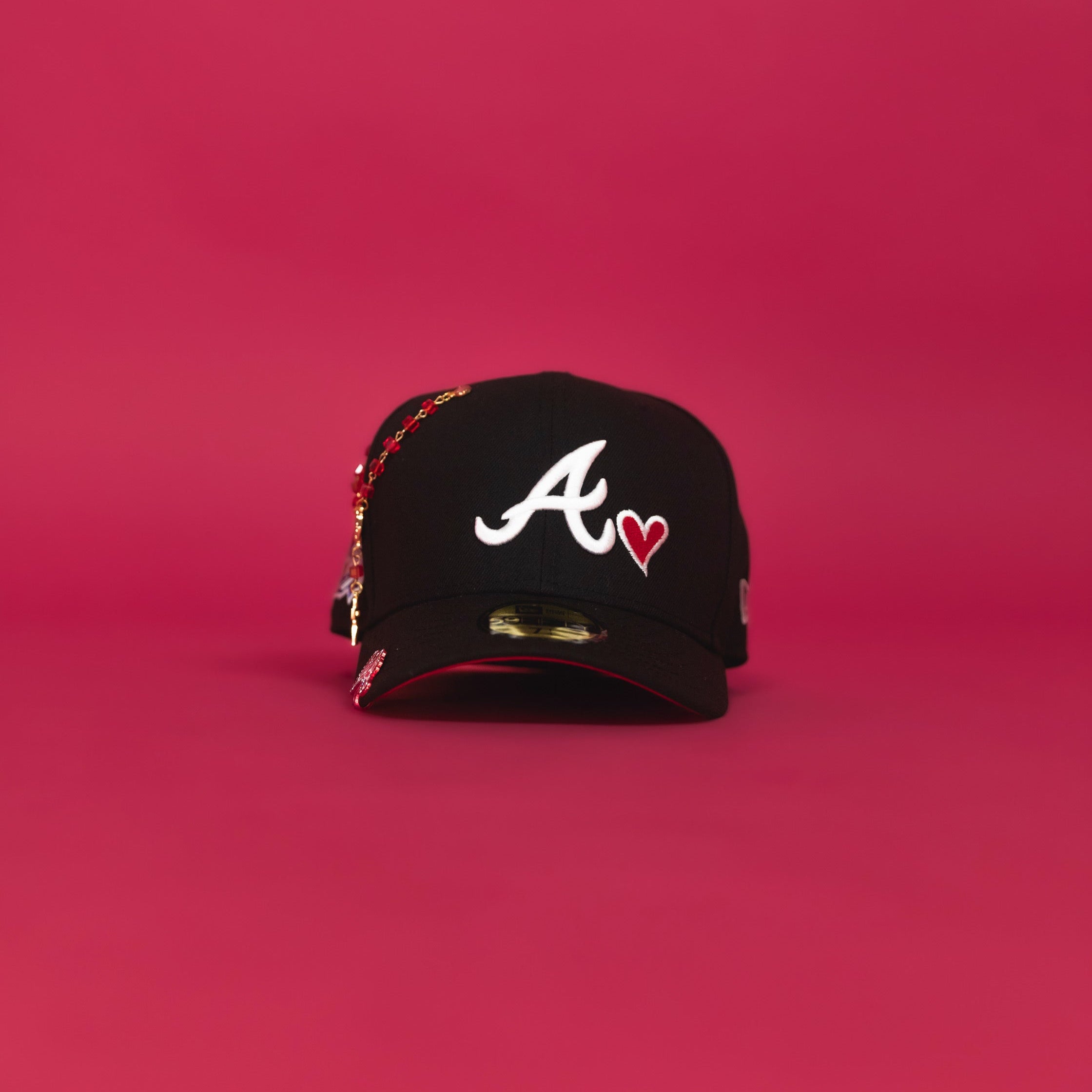 NEW ERA 59FIFTY BLACK ATLANTA BRAVES W/ RED HEART + 1999 WORLD SERIES SIDE PATCH