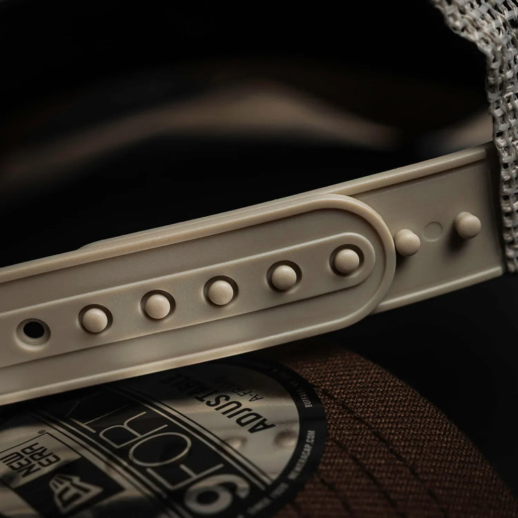 NEW ERA 9FORTY A-FRAME MLB CHICAGO WHITE SOX STONE / WHEAT UV TRUCKER