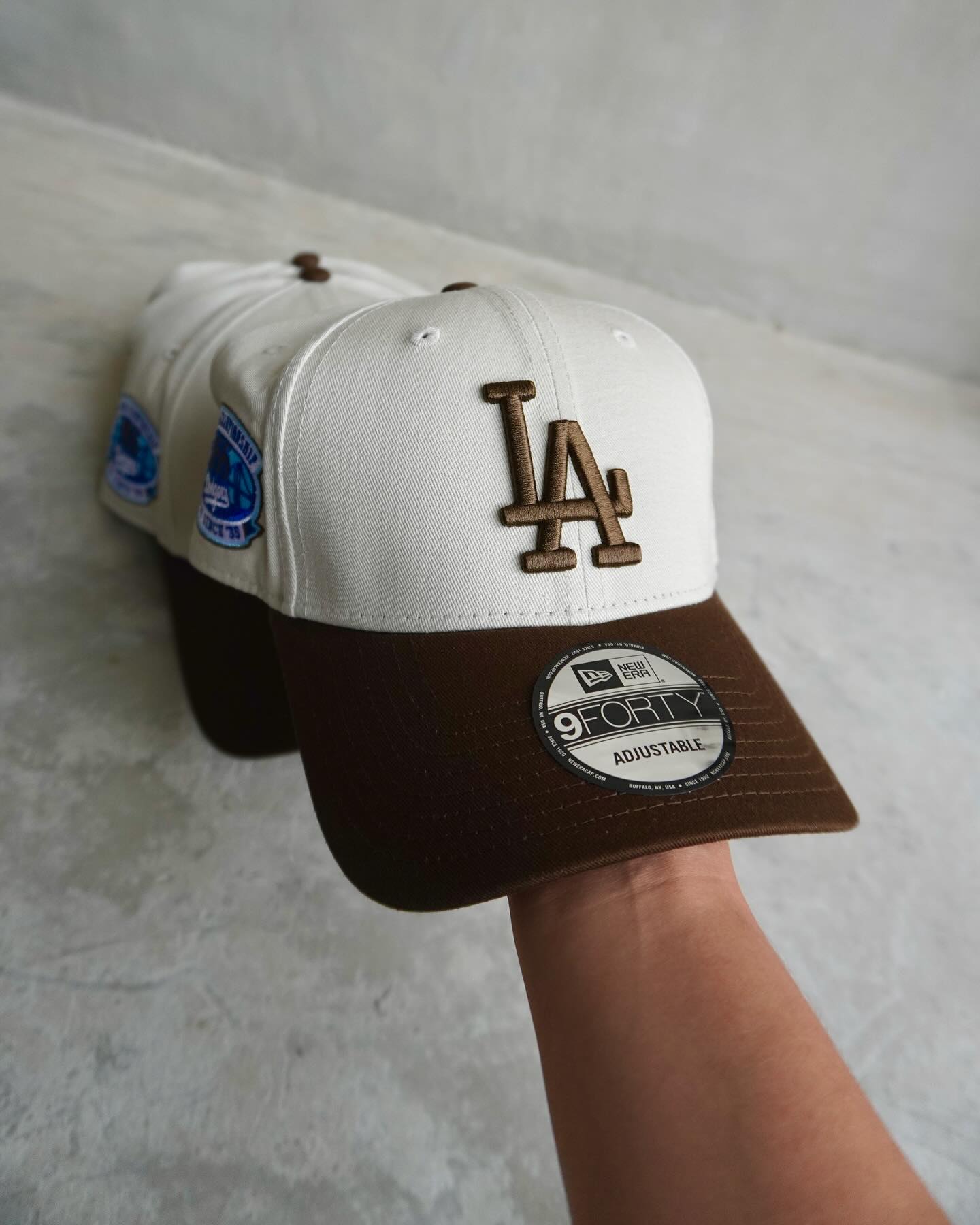 NEW ERA LOS ANGELES DODGERS CONTRAST WORLD SERIES PATCH 9FORTY STONE/BROWN ADJUSTABLE
