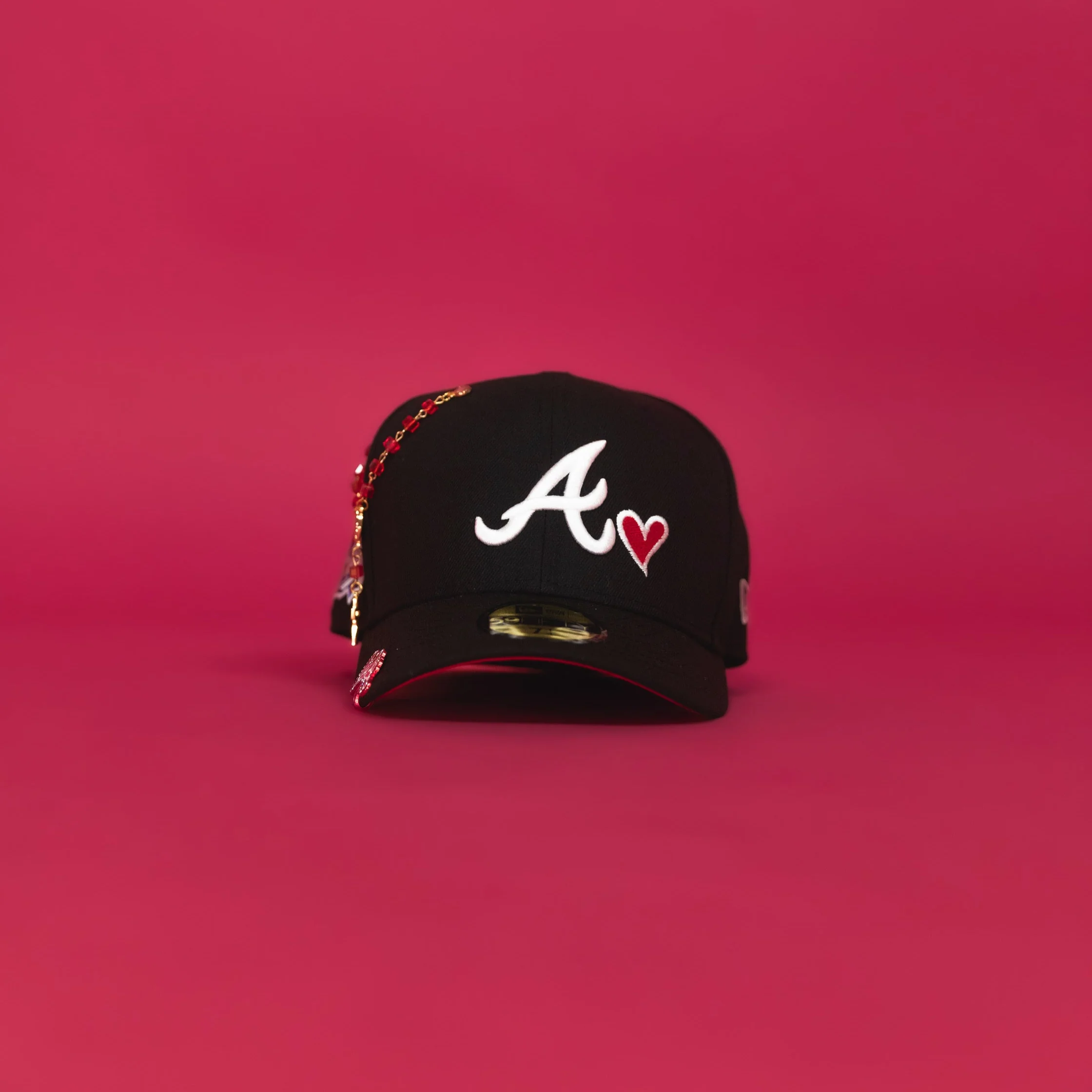 NEW ERA 59FIFTY BLACK ATLANTA BRAVES W/ RED HEART + 1999 WORLD SERIES SIDE PATCH
