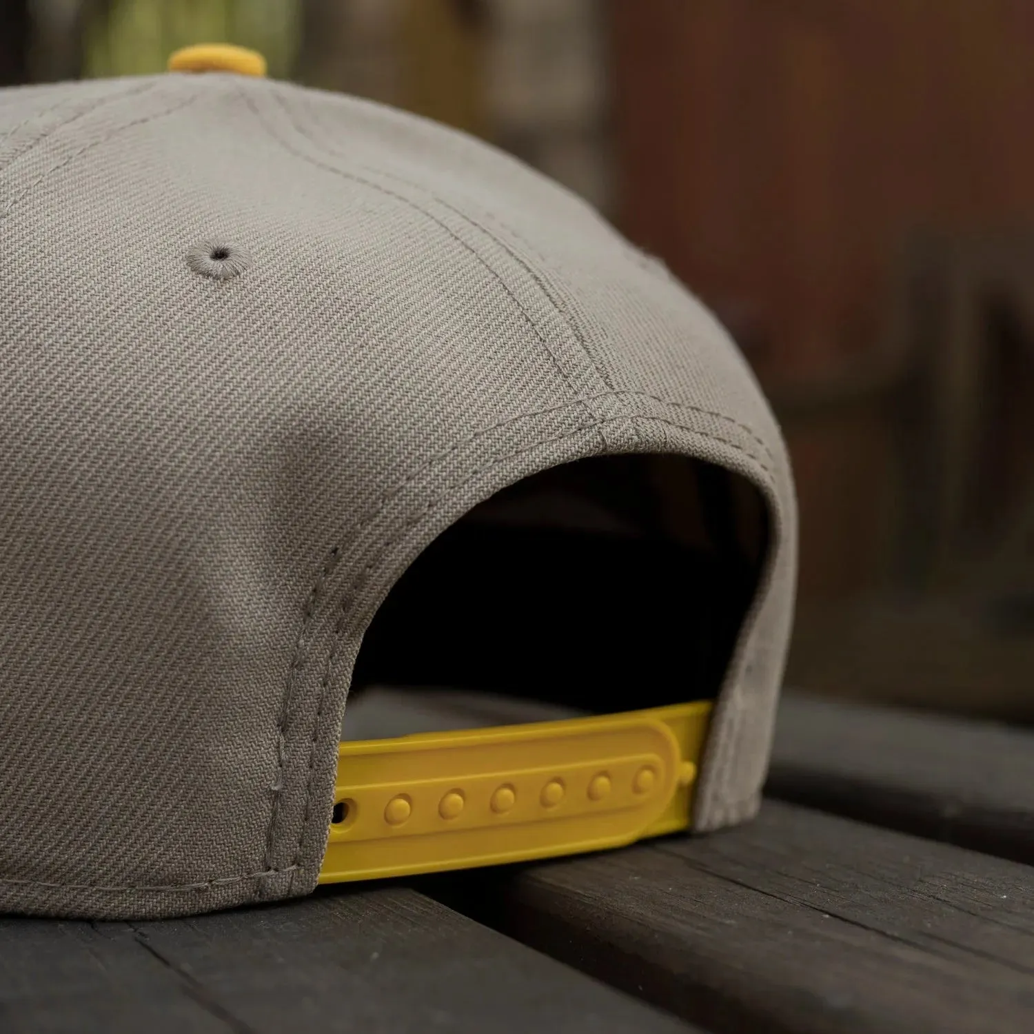 NEW ERA 9FORTY CHICAGO CUBS WRIGLEY FIELD TWO TONE / GREY UV TRUCKER