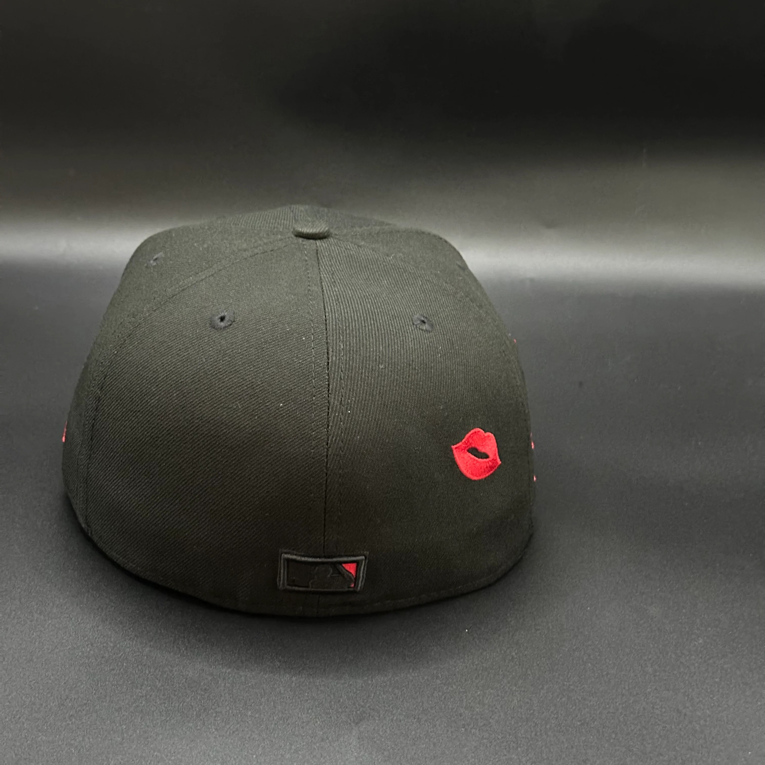 Black Red Kiss New York Yankees 1999 World Series Fitted Cap