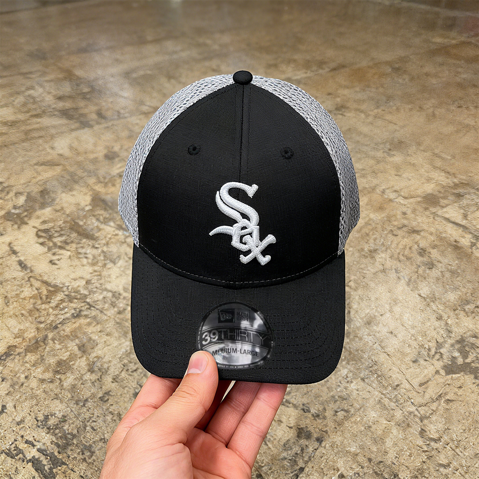 NEW ERA 9FORTY A MLB CHICAGO WHITE SOX. GRAY SPELL BLACK 94 MESH BASEBALL CAP