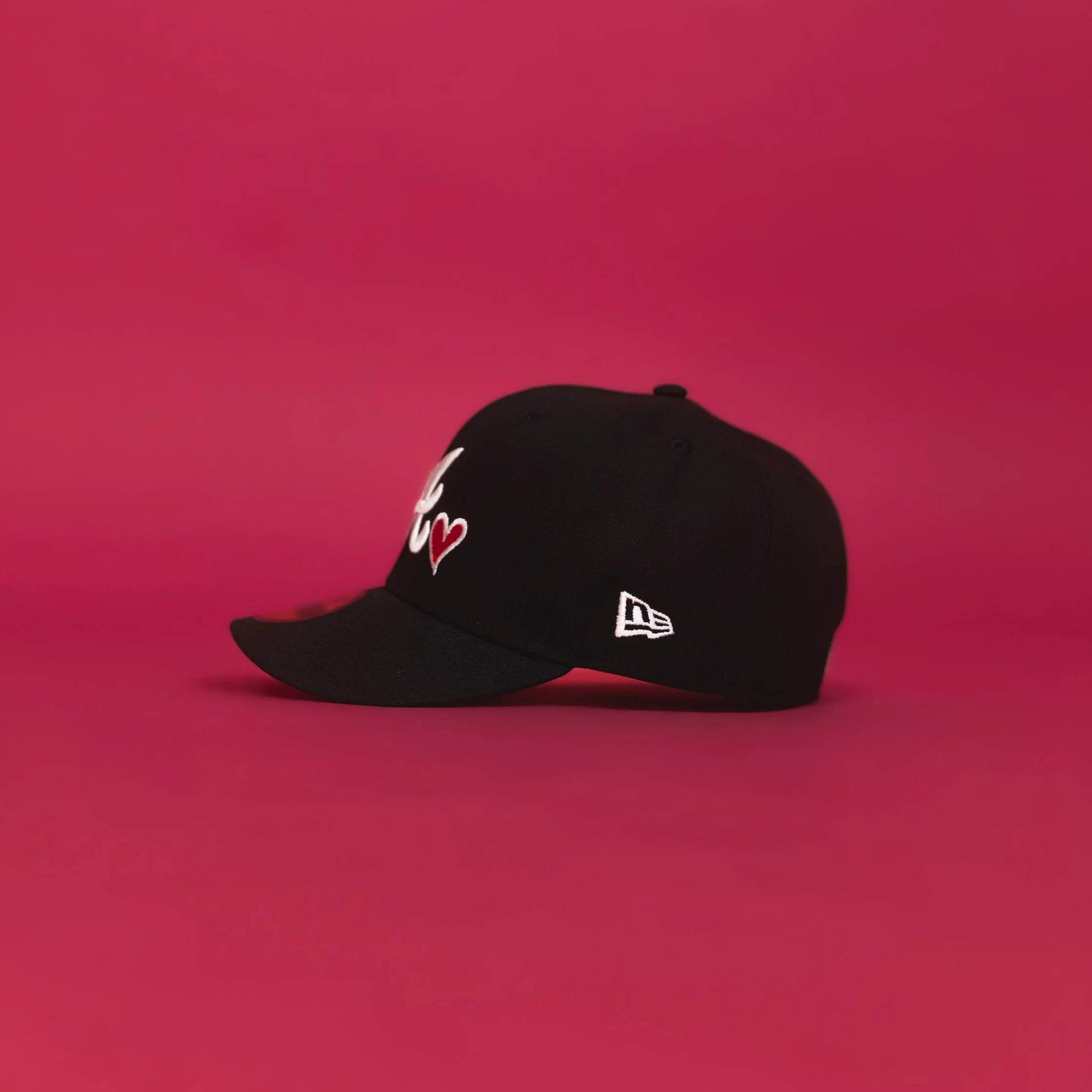 NEW ERA 59FIFTY BLACK ATLANTA BRAVES W/ RED HEART + 1999 WORLD SERIES SIDE PATCH