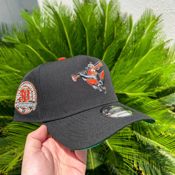 NEW ERA EU EXCLUSIVE NEW ERA HAT 9FORTY SNAPBACK BALTIMORE ORIOLES MLB 30TH ANNIVERSARY KELLY GREEN BOTTOM A FRAME SNAPBACK CAP BLACK