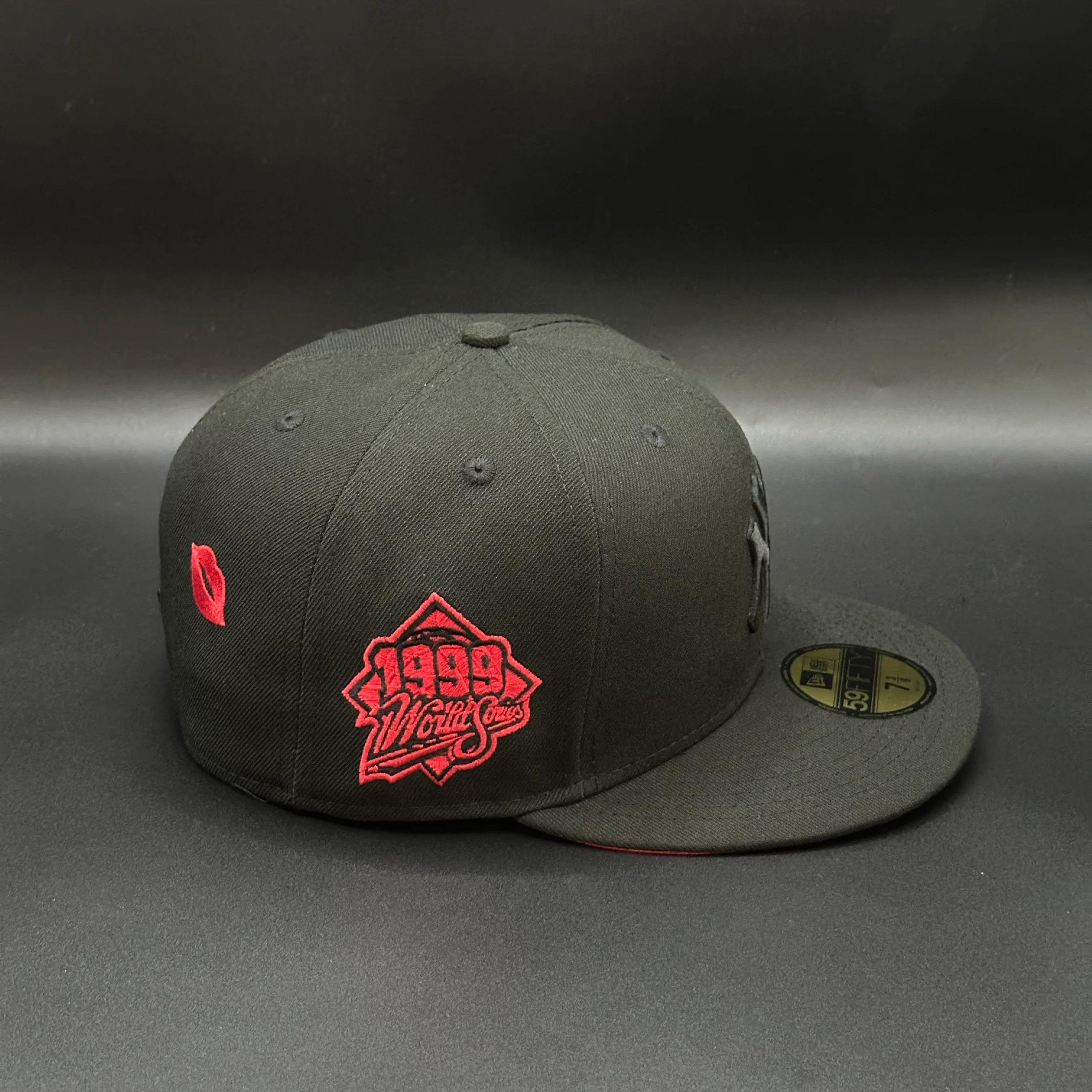 Black Red Kiss New York Yankees 1999 World Series Fitted Cap