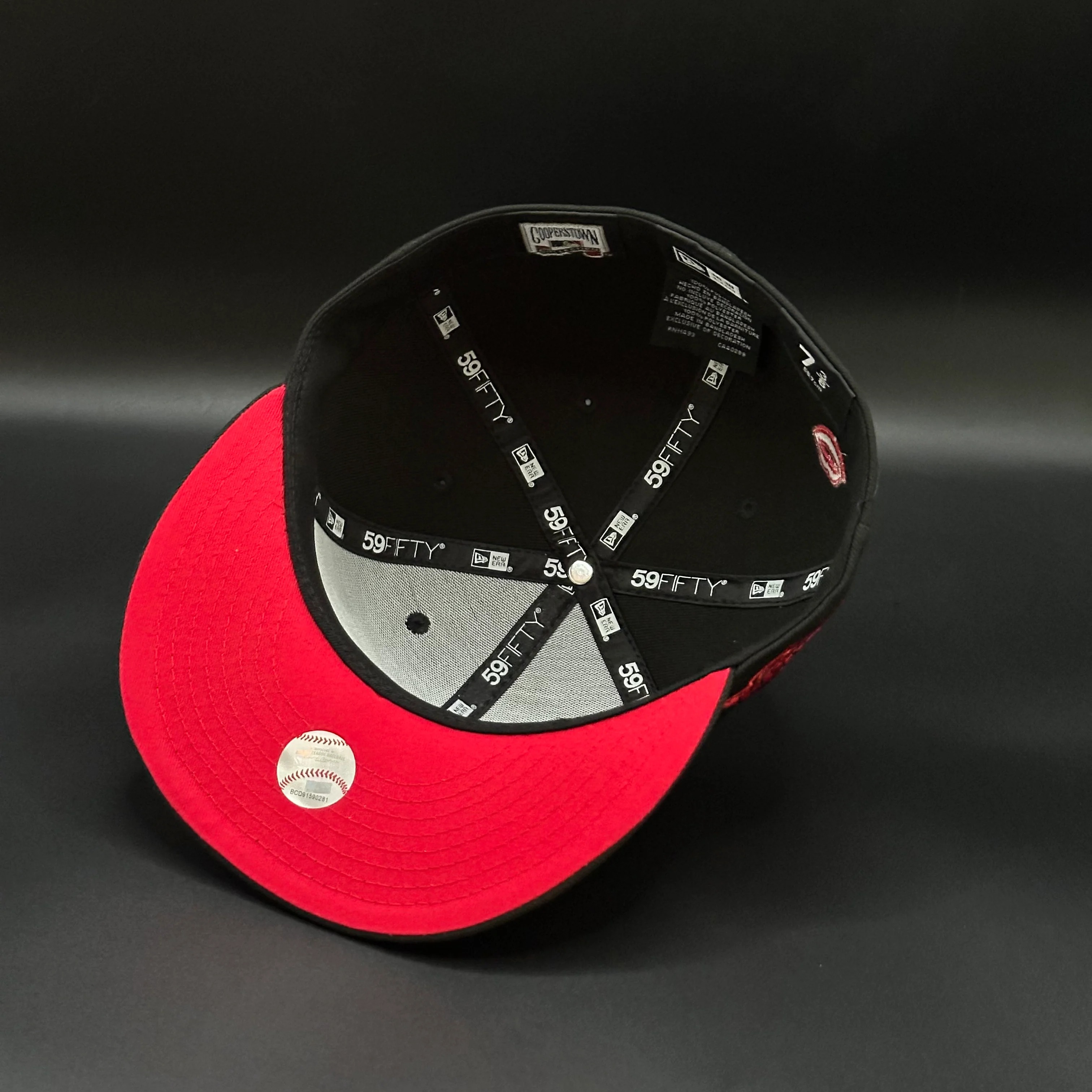 Black Red Kiss New York Yankees 1999 World Series Fitted Cap