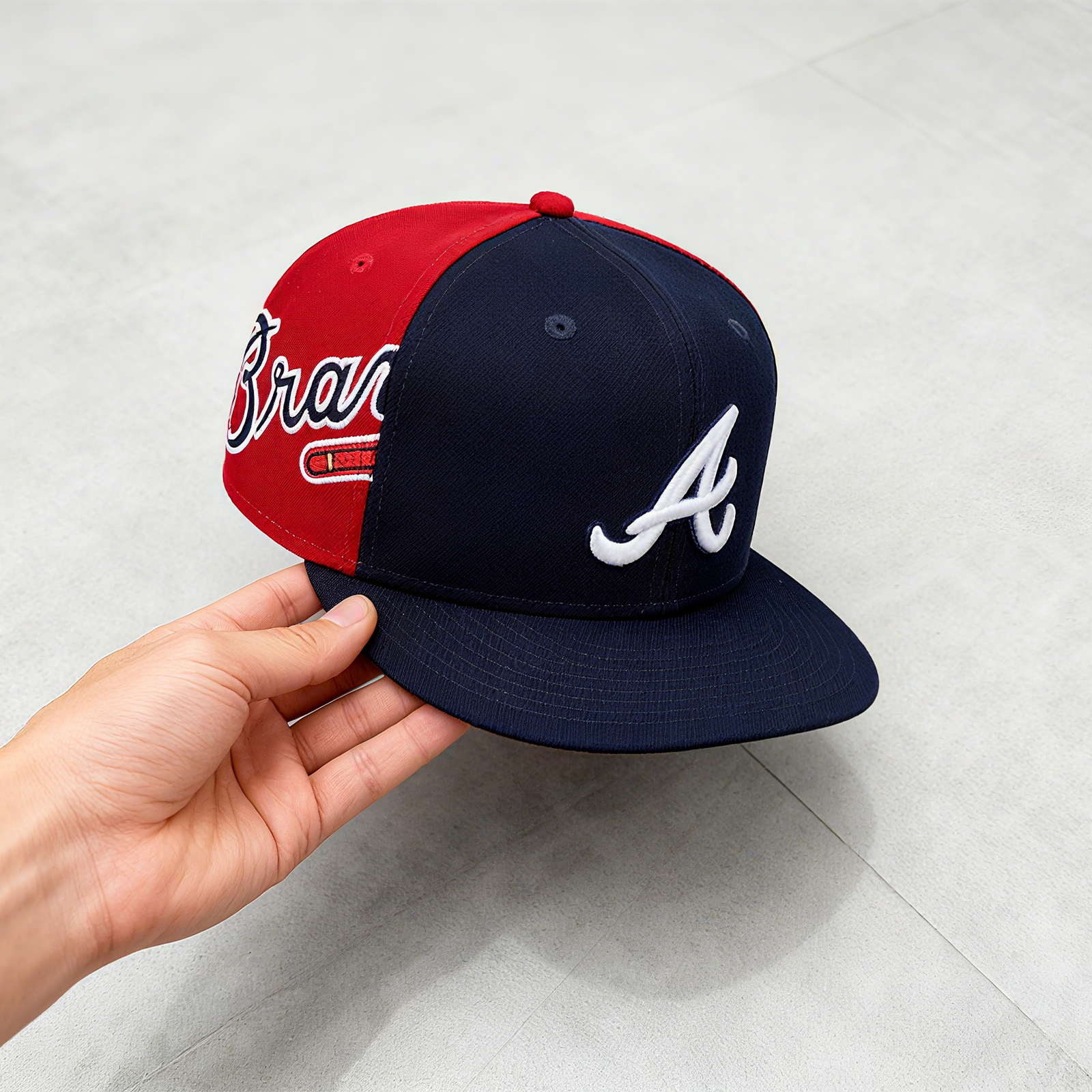 NEW ERA ATLANTA BRAVES NAVY/RED GAMEDAY SIDESWIPE EMBROIDERED CASUAL BASEBALL CAP