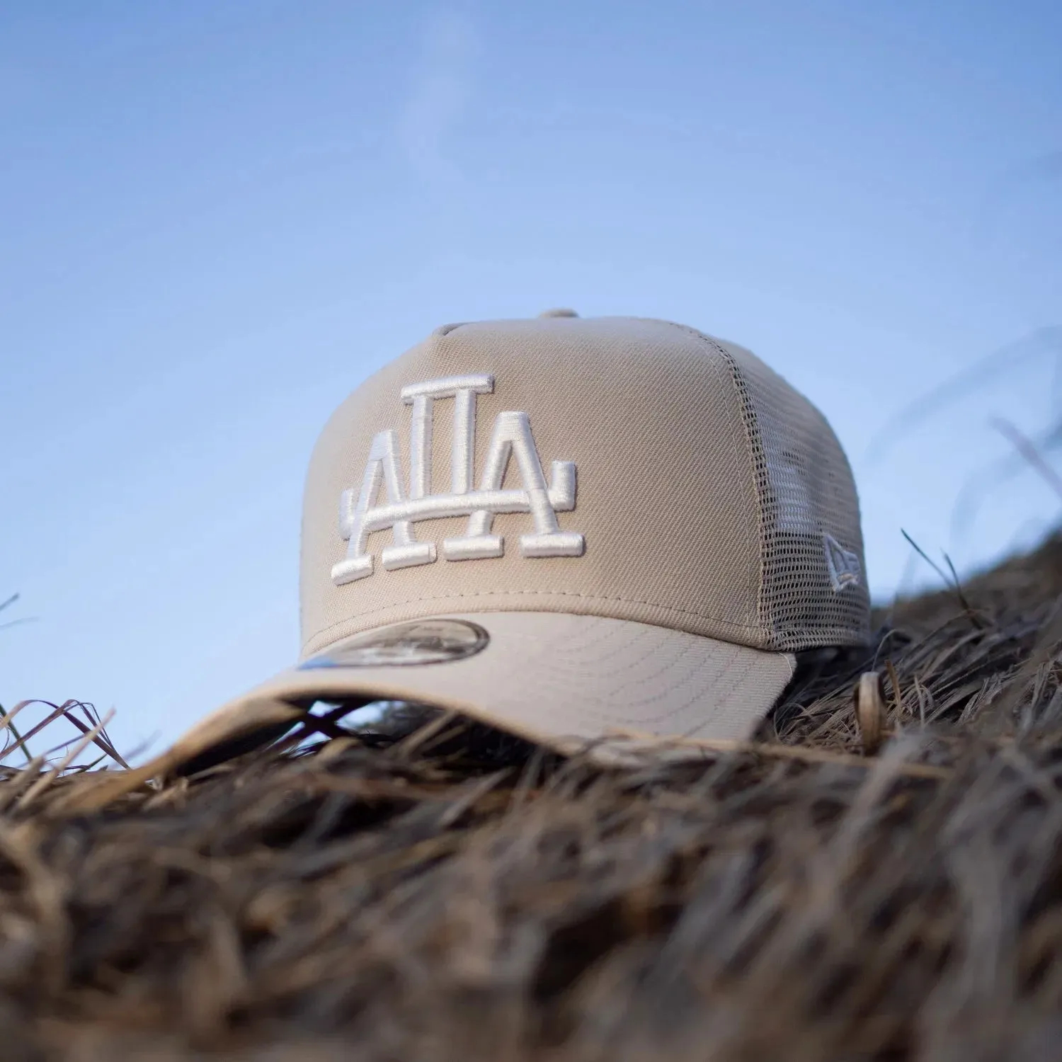 NEW ERA 9FORTY A-FRAME LOS ANGELES DODGERS MIRROR LOGO STONE / GREY UV TRUCKER