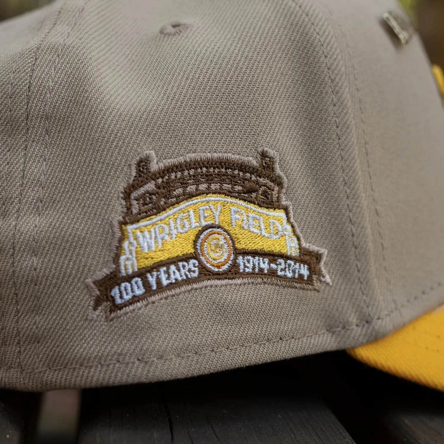 NEW ERA 9FORTY CHICAGO CUBS WRIGLEY FIELD TWO TONE / GREY UV TRUCKER