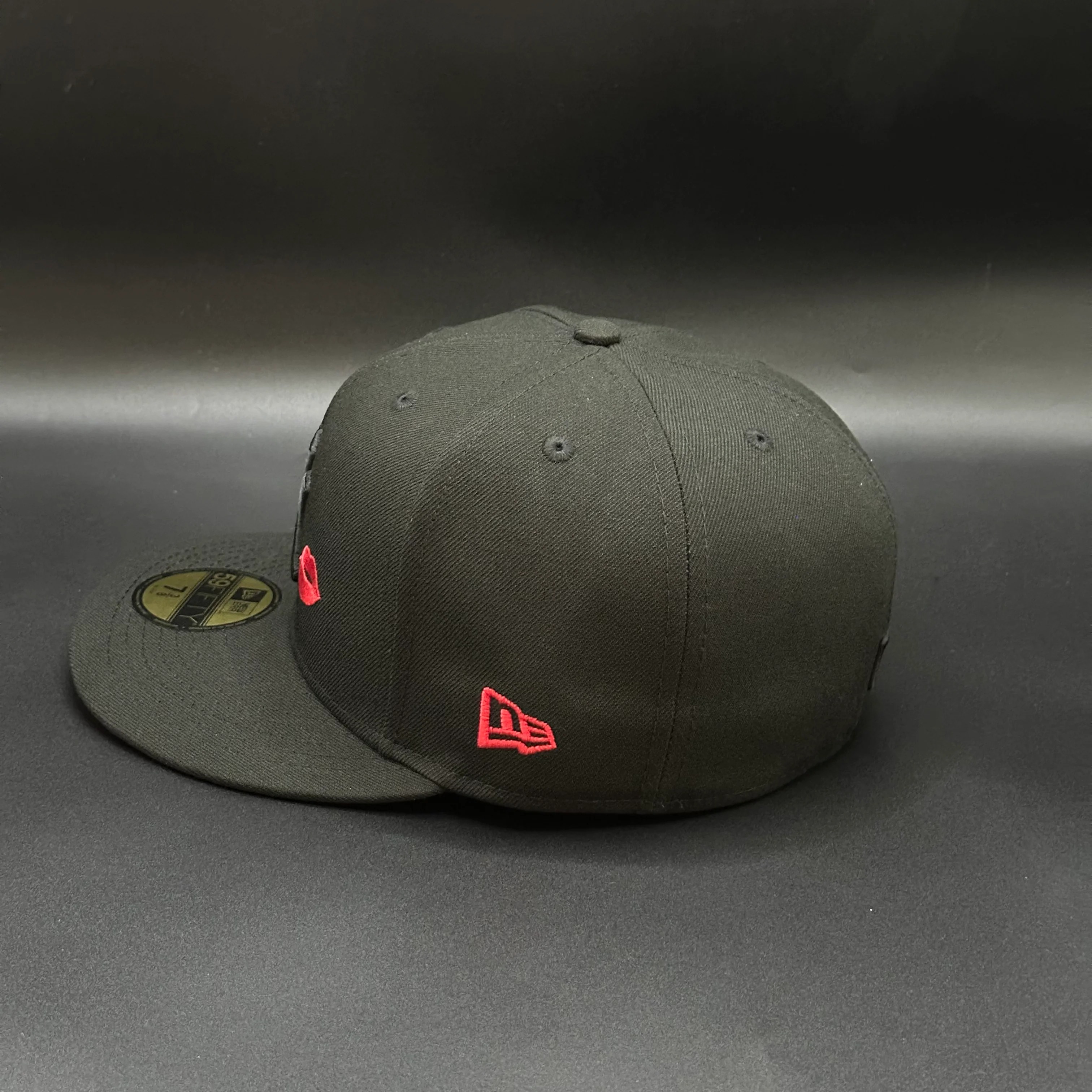 Black Red Kiss New York Yankees 1999 World Series Fitted Cap