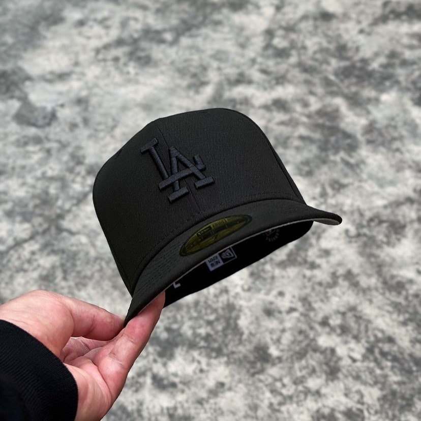 NEW ERA LA DODGERS BLACK ON BLACK EMBROIDERED CASUAL BASEBALL CAP