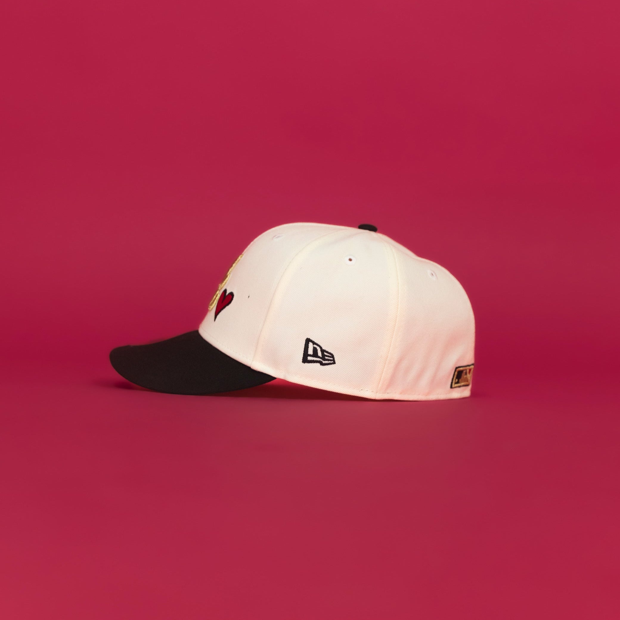 NEW ERA 59FIFTY CHROME/ BLACK ATLANTA BRAVES W/ RED HEART + 1999 WORLD SERIES SIDE PATCH