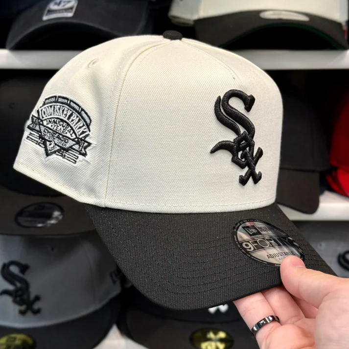 NEW ERA CHICAGO WHITE SOX COMISKEY PARK CHROME TWO TONE EDITION 9FORTY A FRAME SNAPBACK CAP