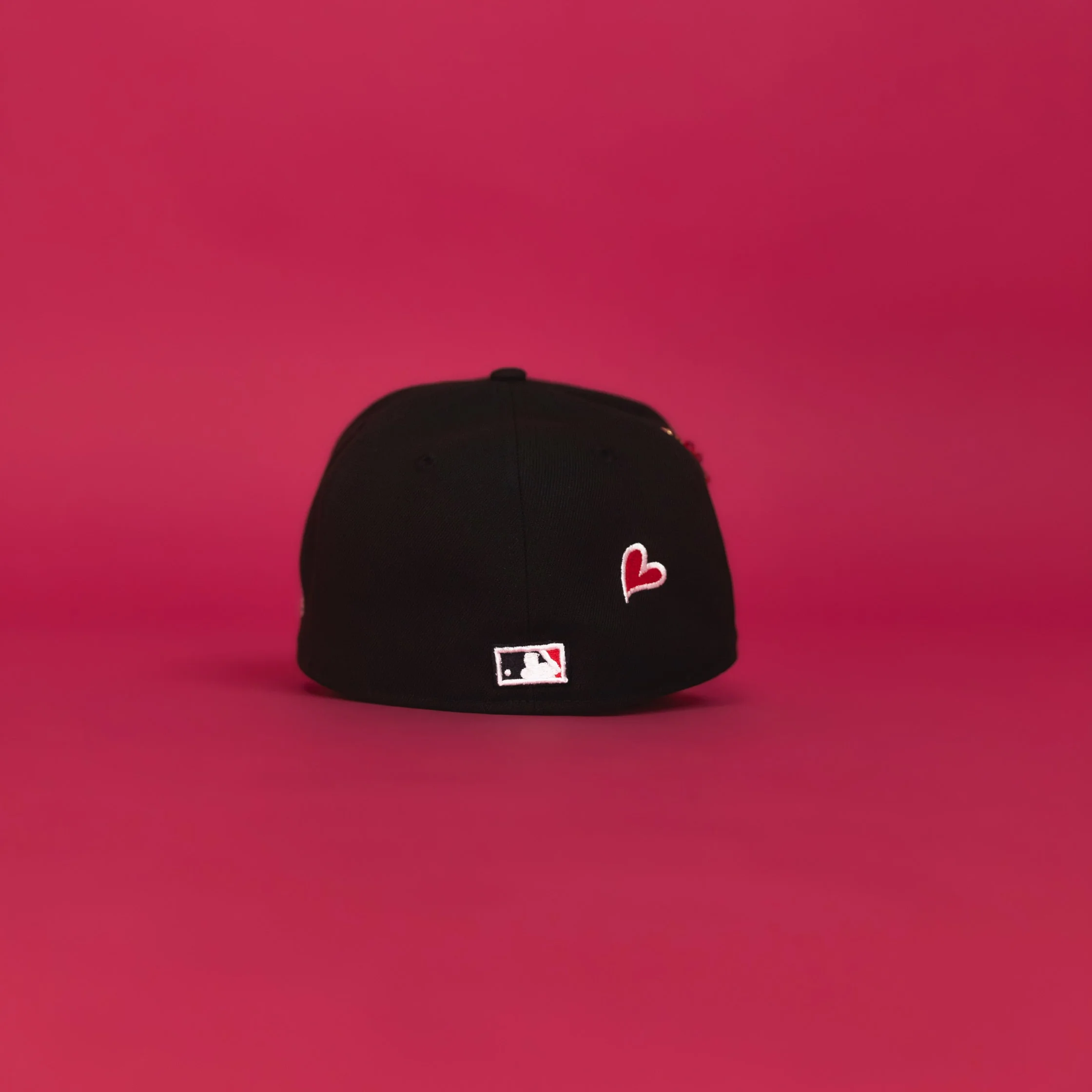 NEW ERA 59FIFTY BLACK ATLANTA BRAVES W/ RED HEART + 1999 WORLD SERIES SIDE PATCH