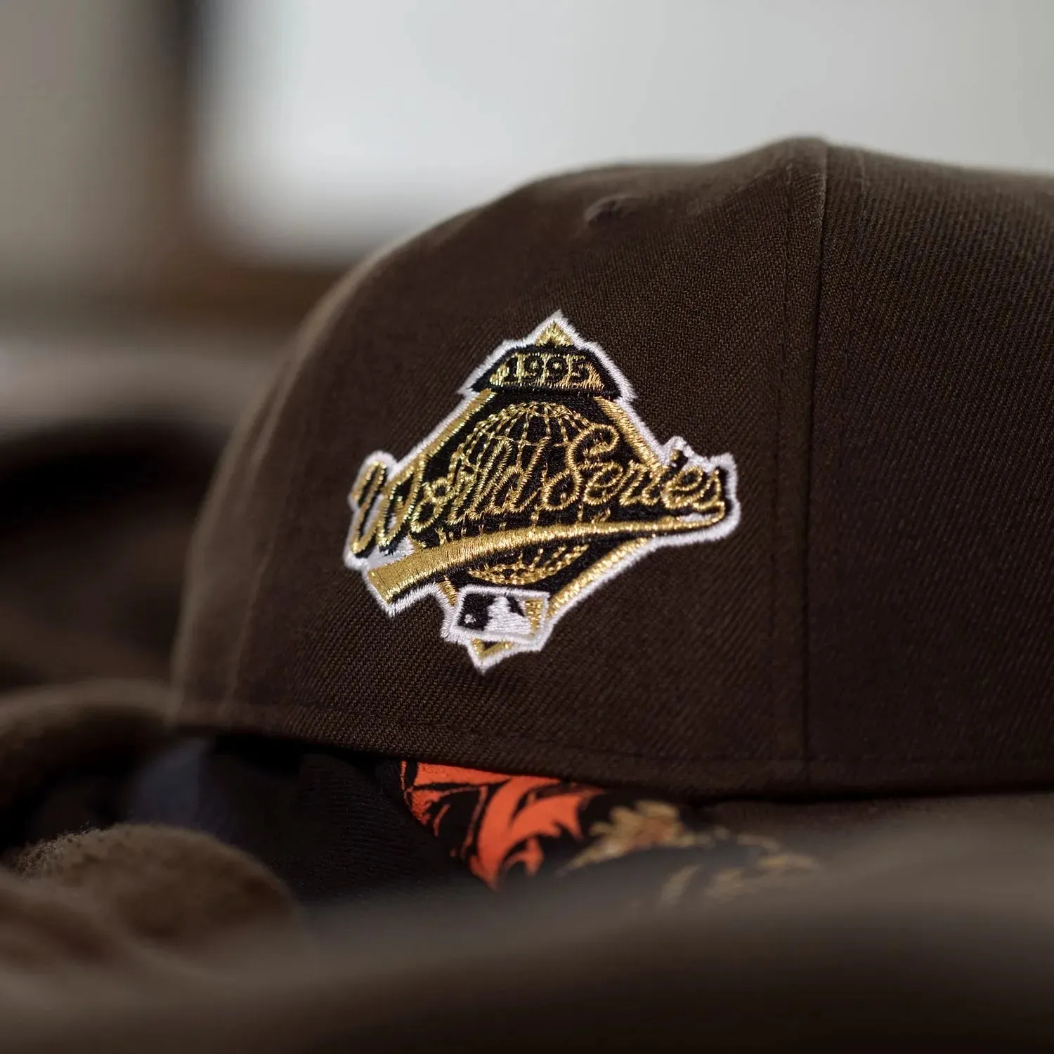 NEW ERA 9FORTY A-FRAME MLB ATLANTA BRAVES WORLD SERIES 1995 WALNUT / SCARLET UV CAP