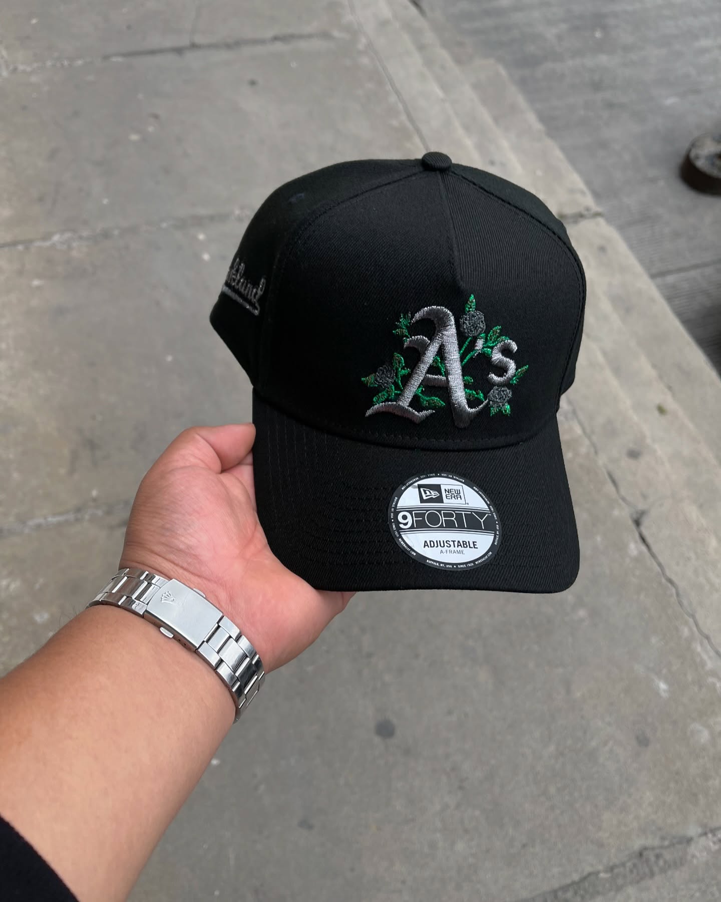 NEW ERA OAKLAND ATHLETICS BLACK METALLICS 9FORTY A FRAME SNAPBACK CAP