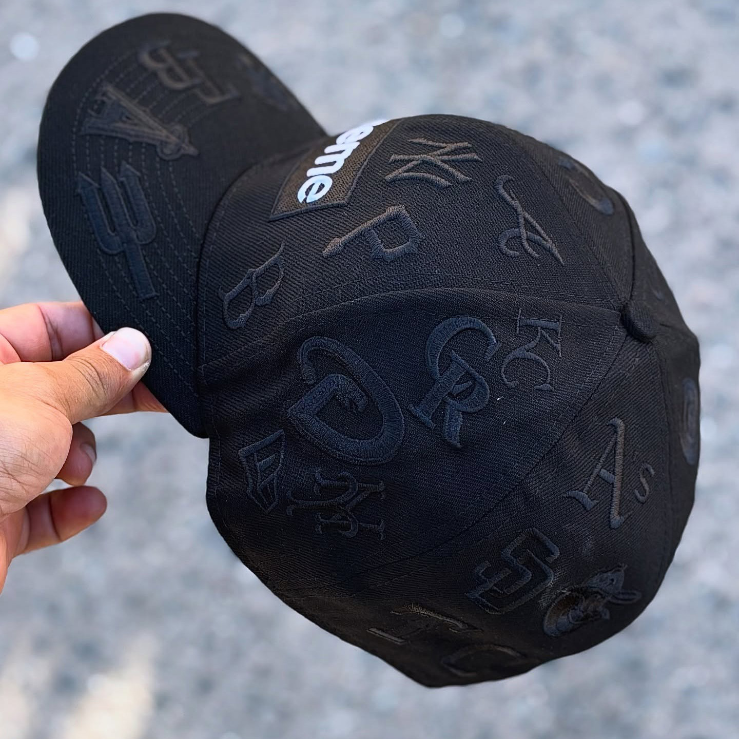 NEW ERA ALL OVER SUPREME NEGRO EMBROIDERED CASUAL BASEBALL CAP