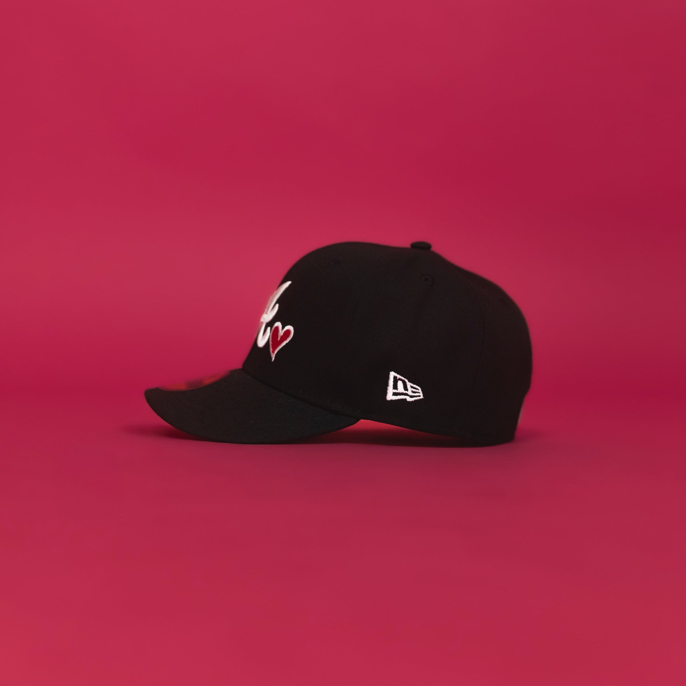 NEW ERA 59FIFTY BLACK ATLANTA BRAVES W/ RED HEART + 1999 WORLD SERIES SIDE PATCH